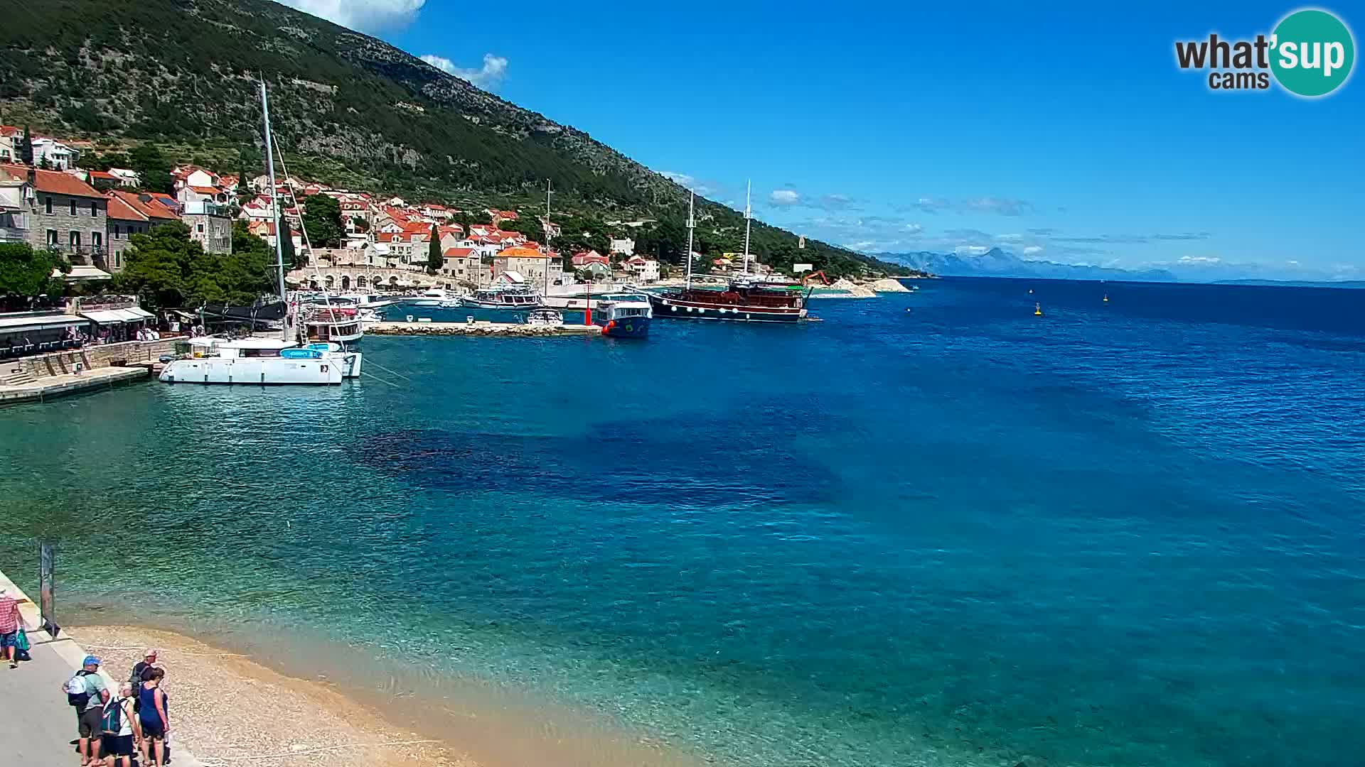 Spletna kamera Bol – Center mesta in marina v živo