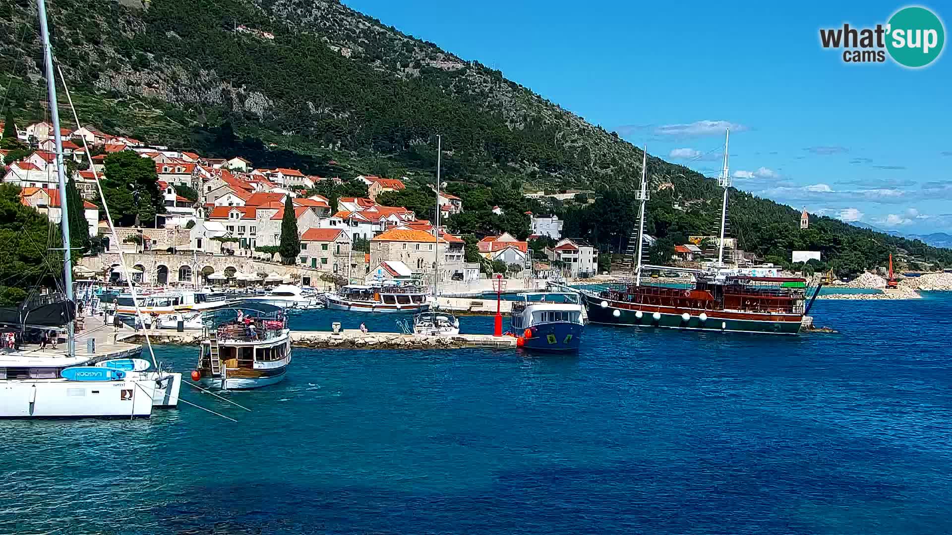 Web kamera Bol – Centar mjesta i marina | Pogled uživo