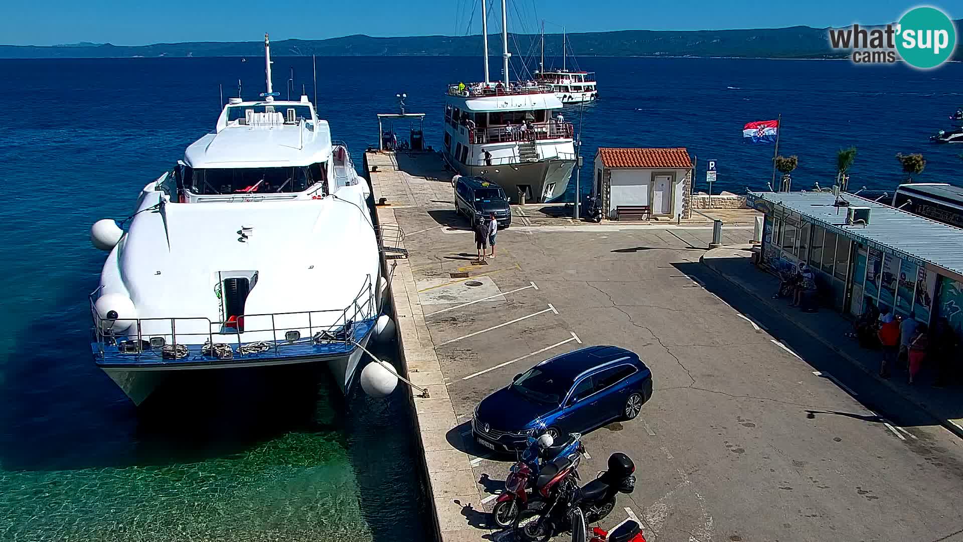 Spletna kamera Bol – Center mesta in marina v živo