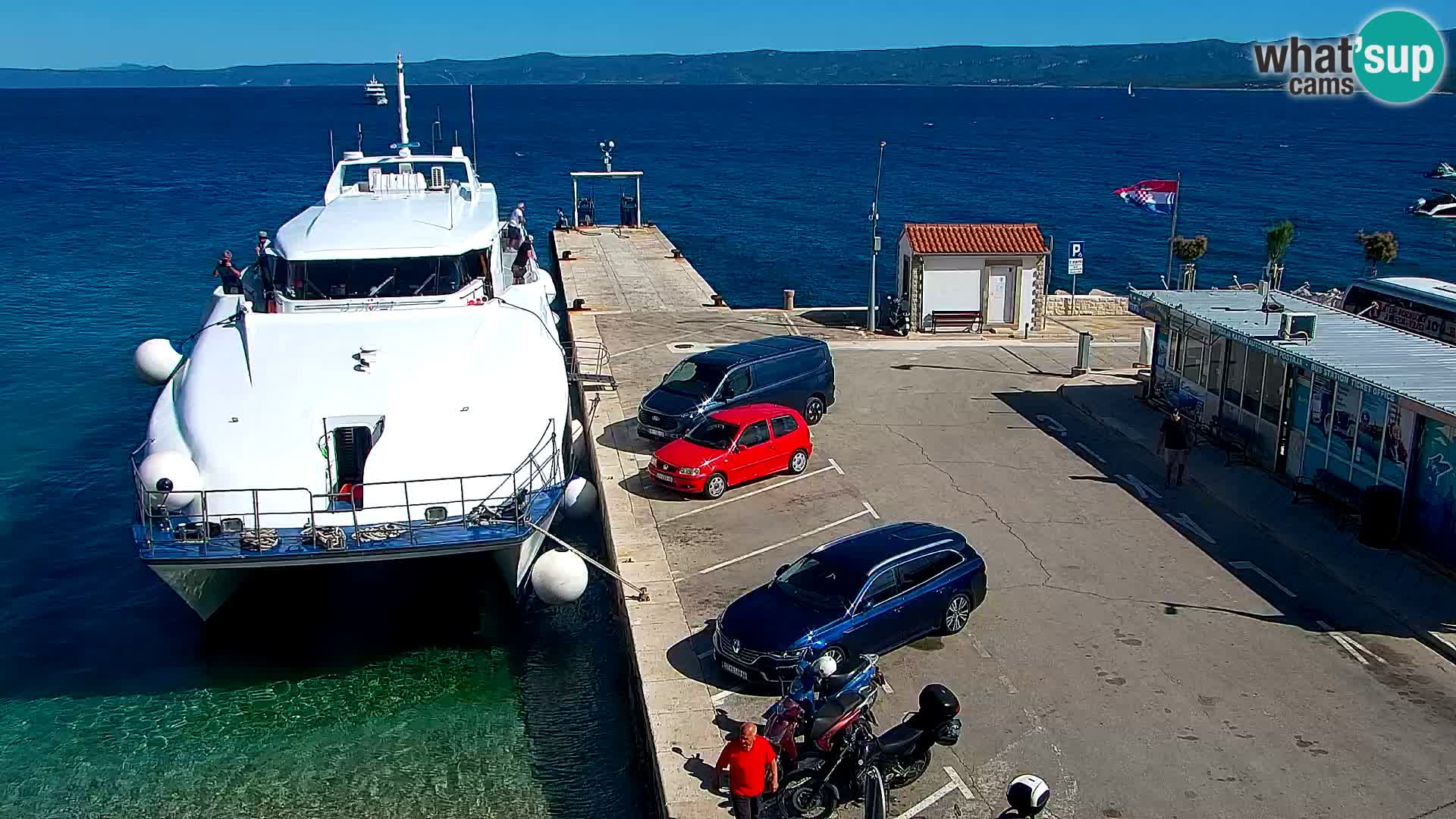 Spletna kamera Bol – Center mesta in marina v živo