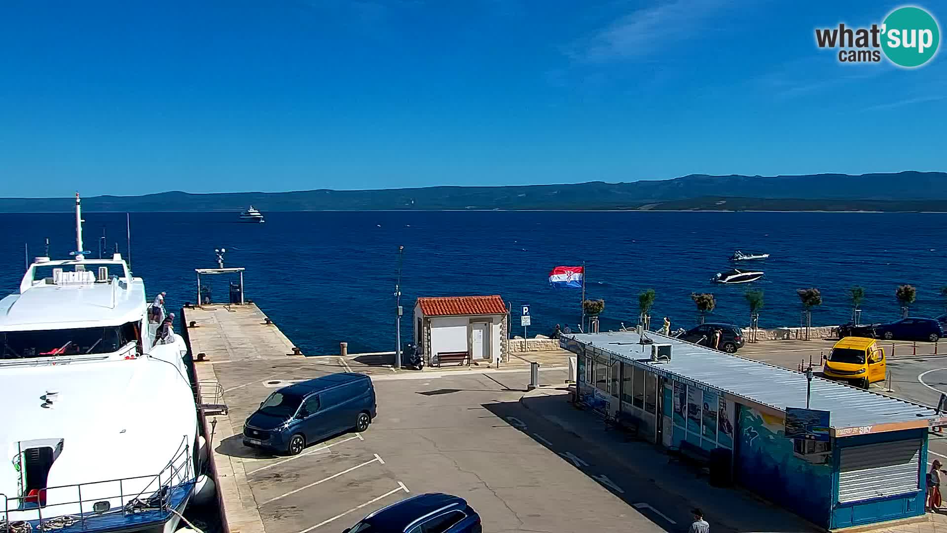 Web kamera Bol – Centar mjesta i marina | Pogled uživo