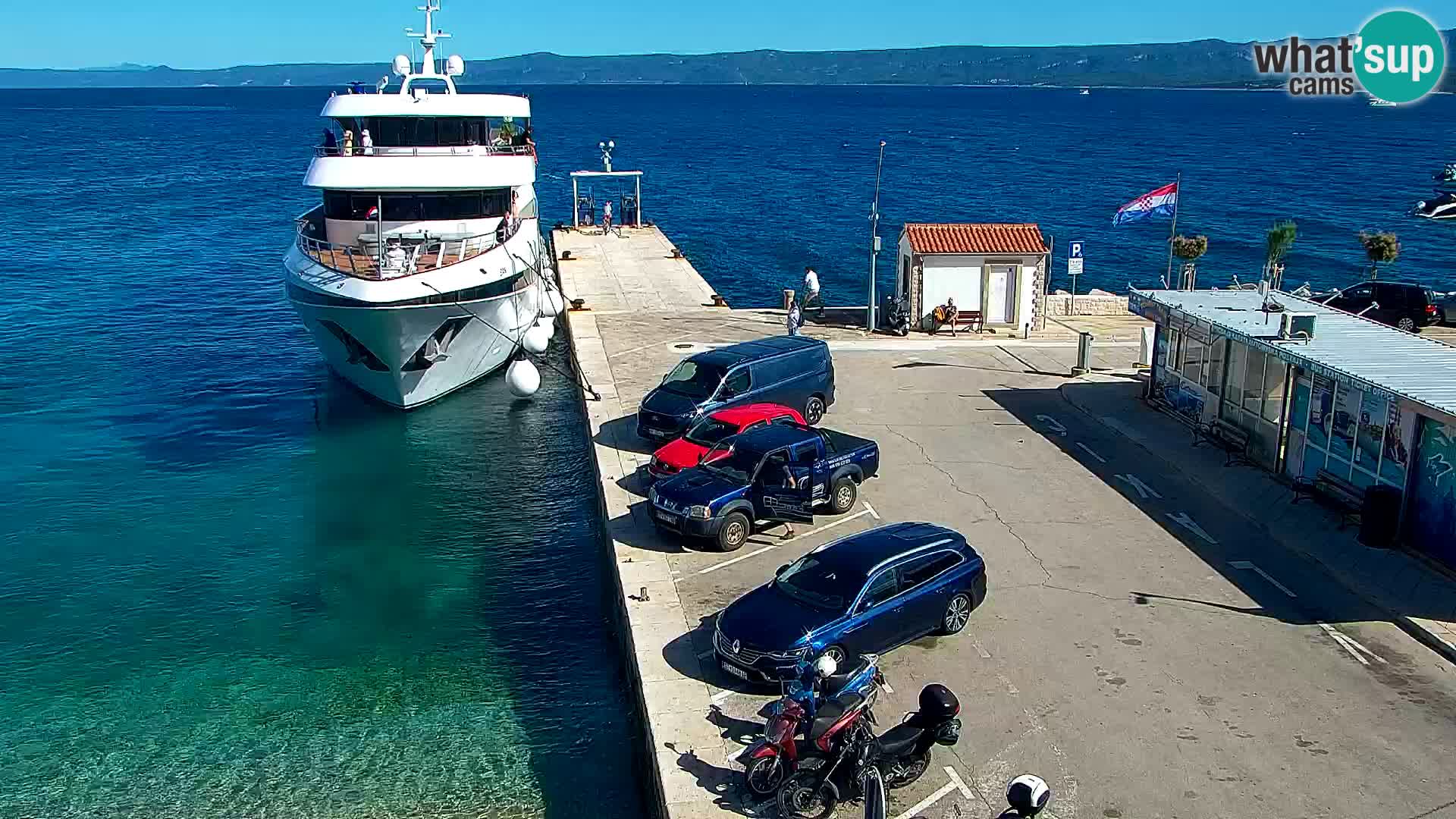Web kamera Bol – Centar mjesta i marina | Pogled uživo