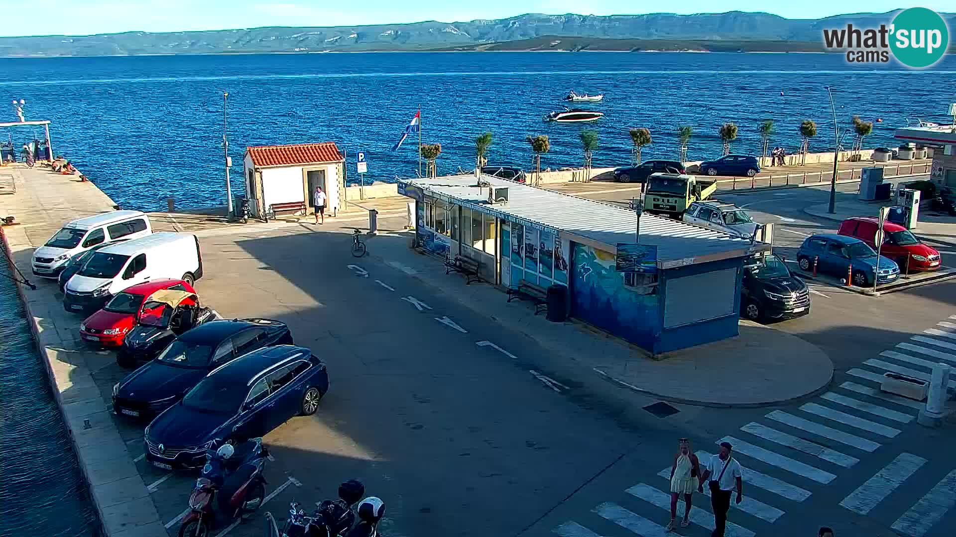 Web kamera Bol – Centar mjesta i marina | Pogled uživo
