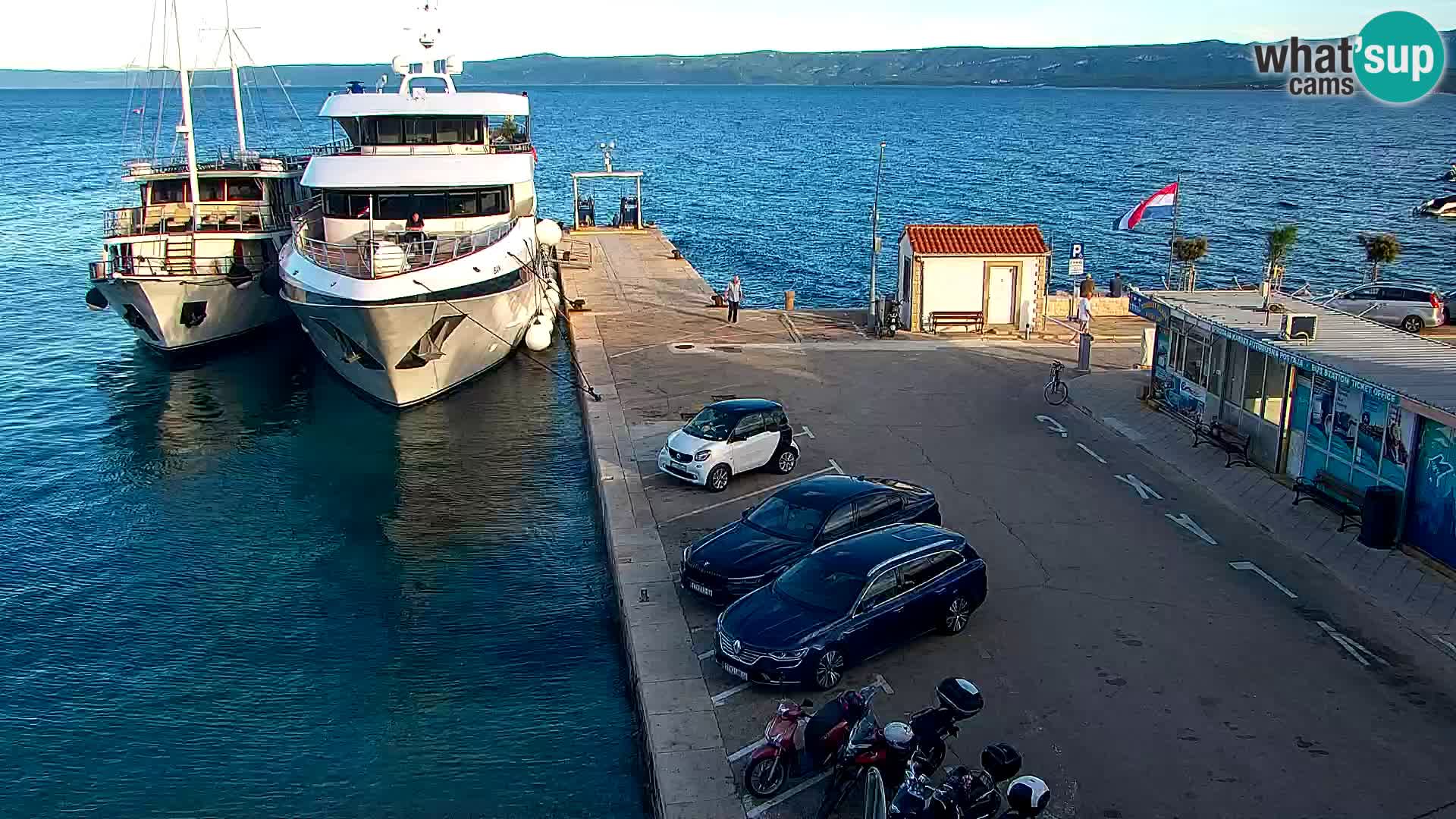 Web kamera Bol – Centar mjesta i marina | Pogled uživo