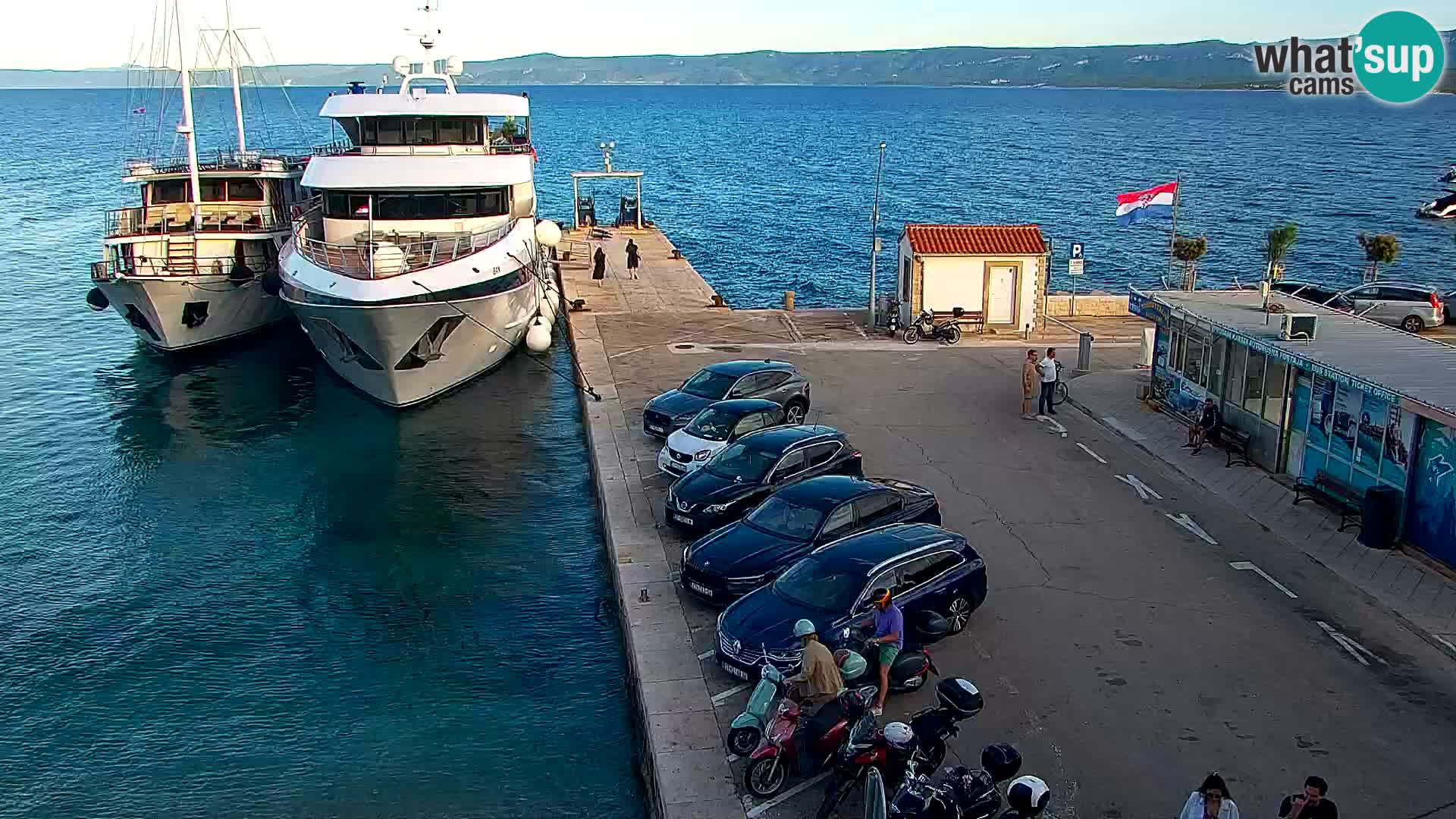 Spletna kamera Bol – Center mesta in marina v živo
