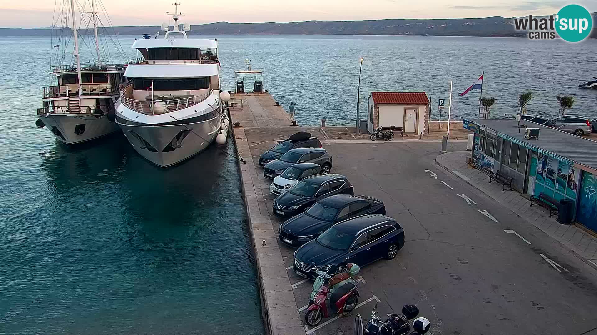 Web kamera Bol – Centar mjesta i marina | Pogled uživo
