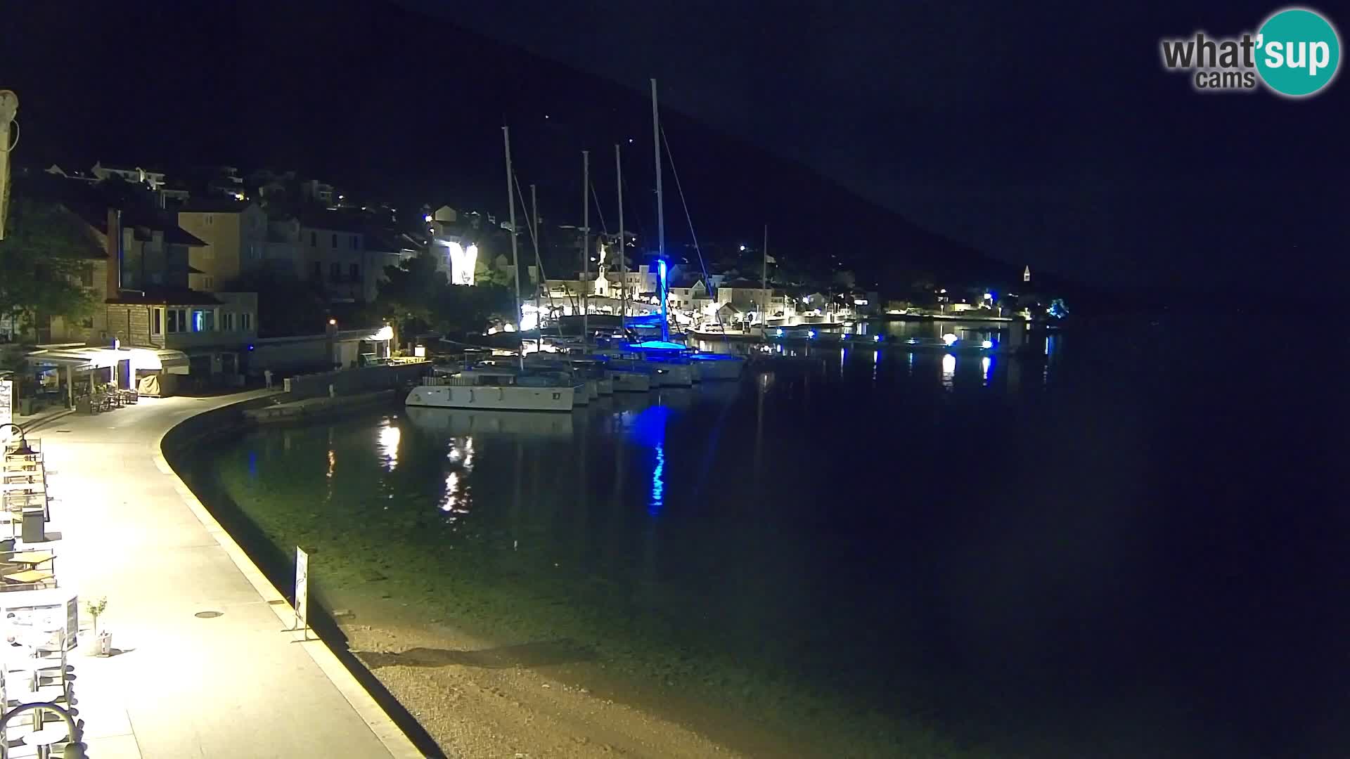 Spletna kamera Bol – Center mesta in marina v živo