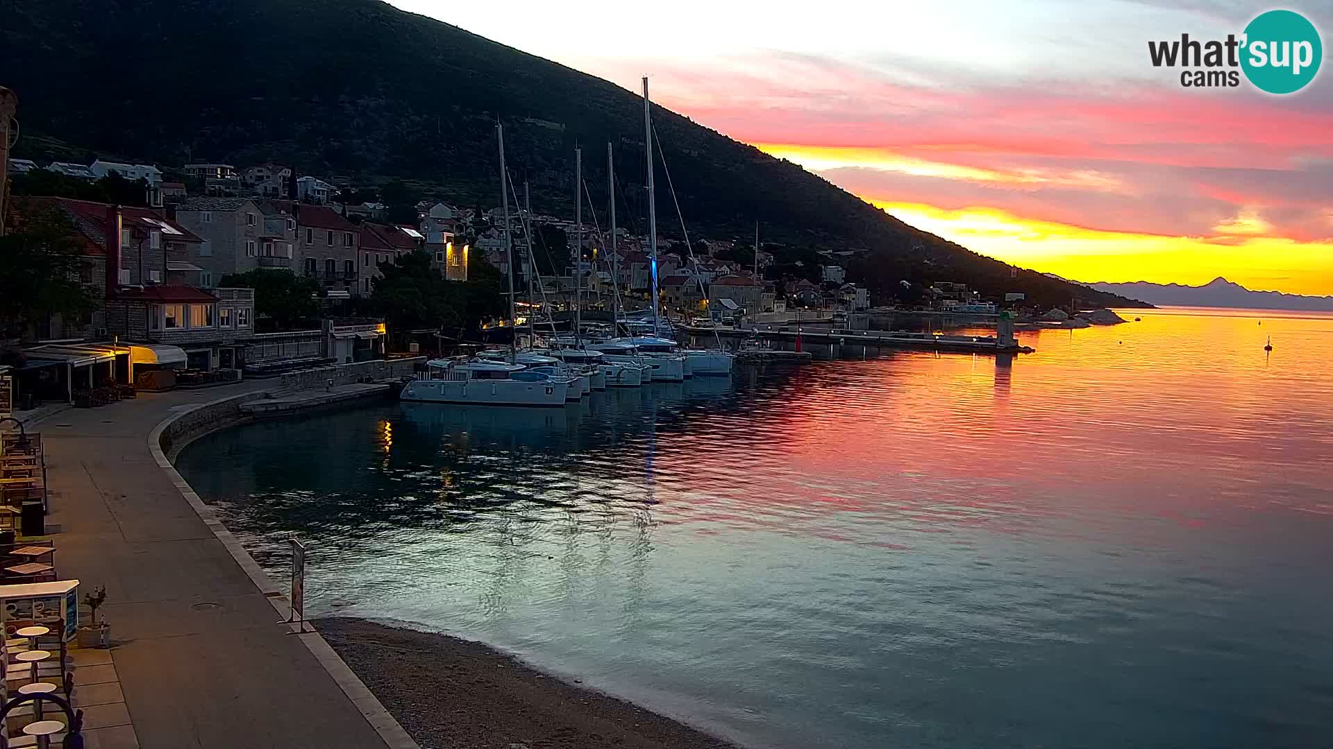 Web kamera Bol – Centar mjesta i marina | Pogled uživo