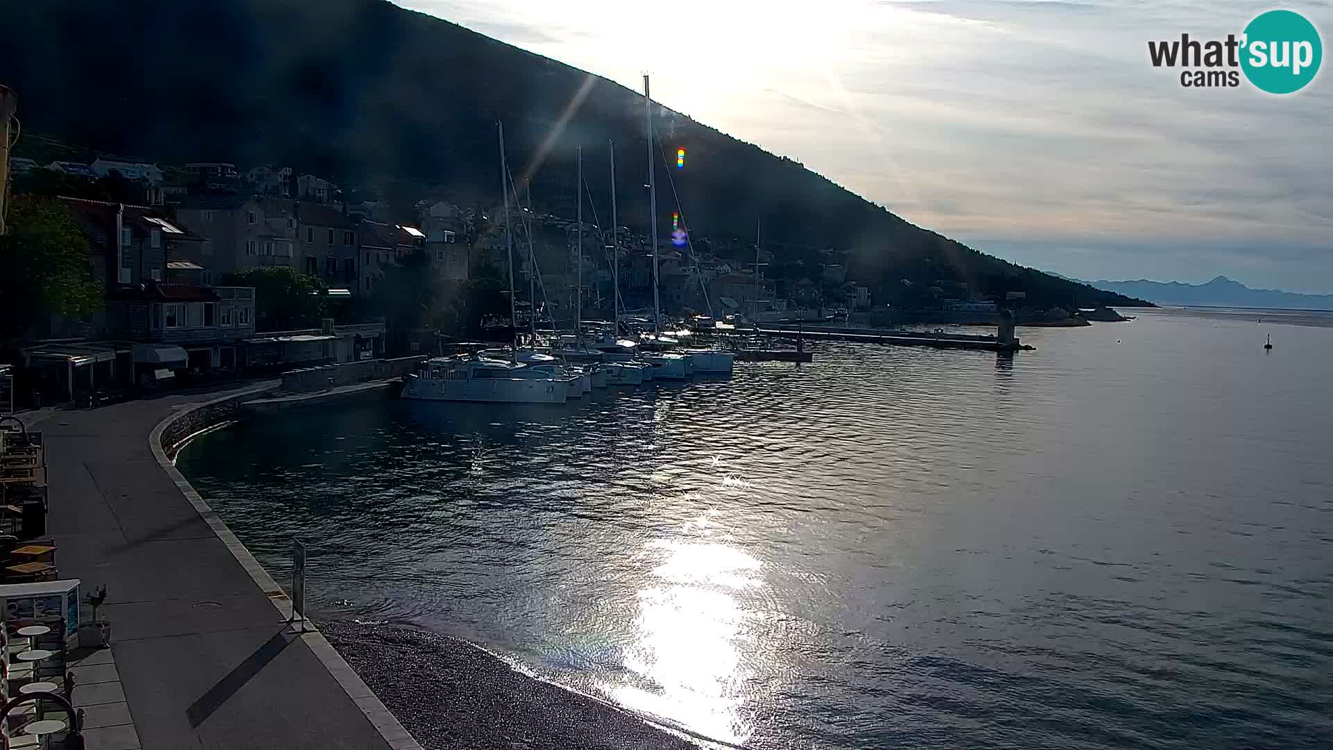 Spletna kamera Bol – Center mesta in marina v živo