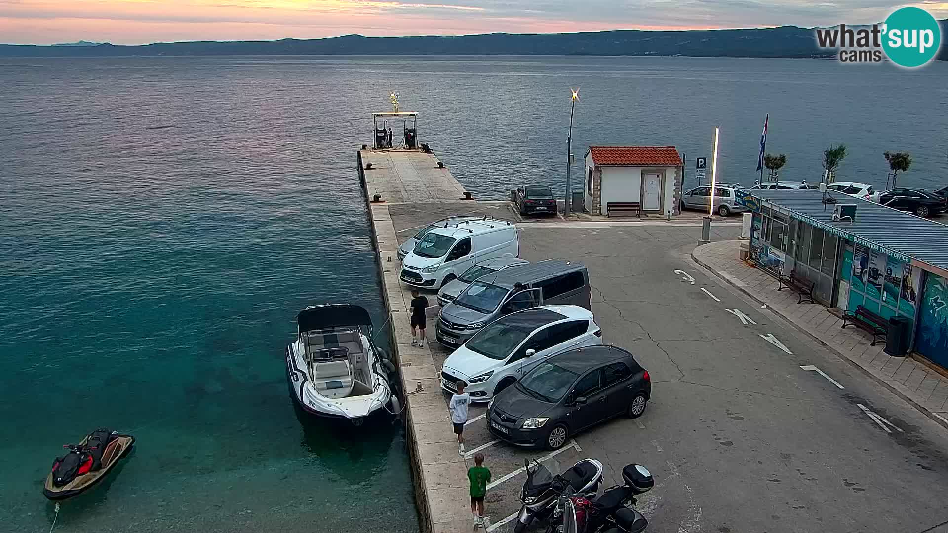 Web kamera Bol – Centar mjesta i marina | Pogled uživo
