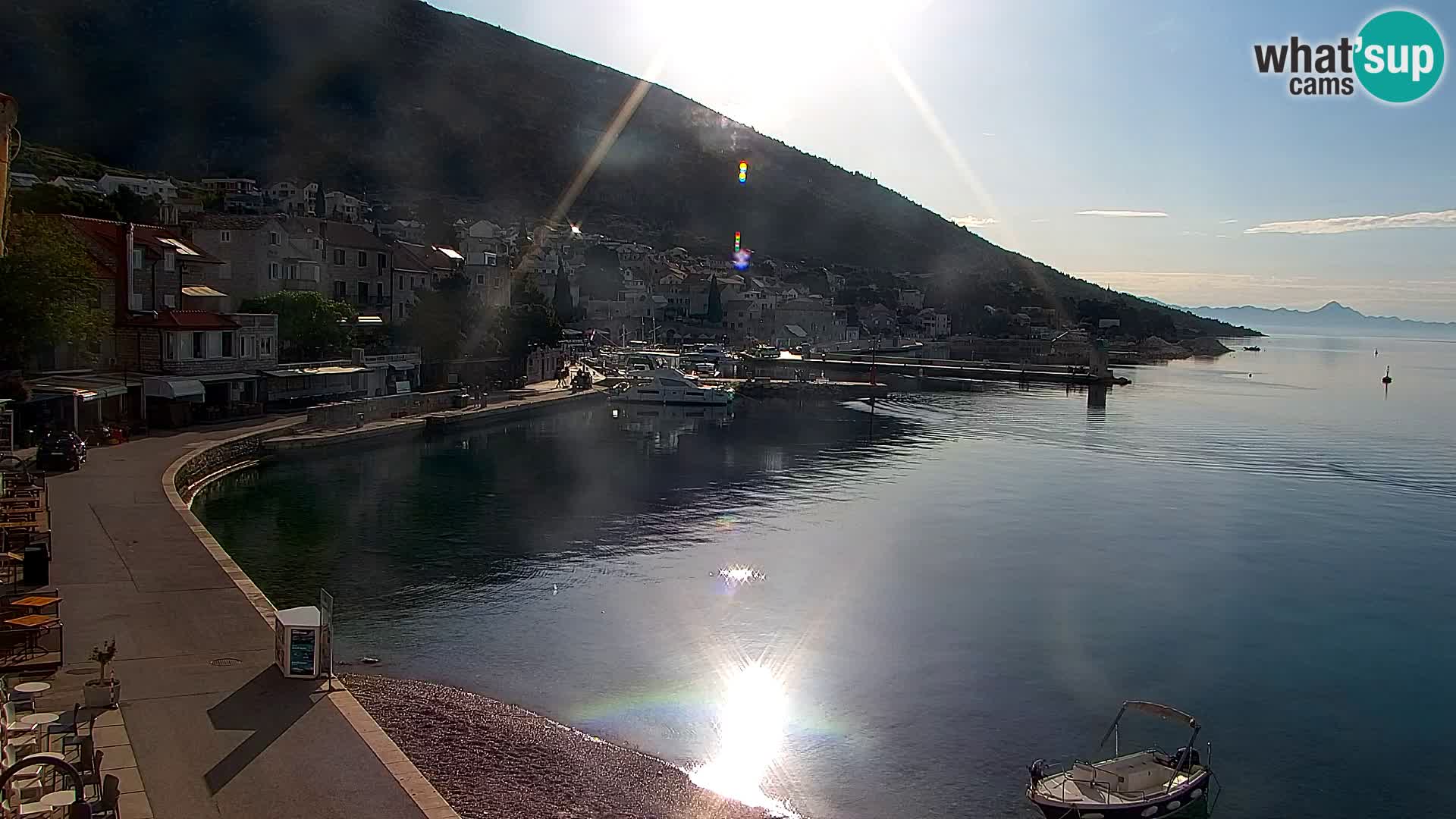 Spletna kamera Bol – Center mesta in marina v živo