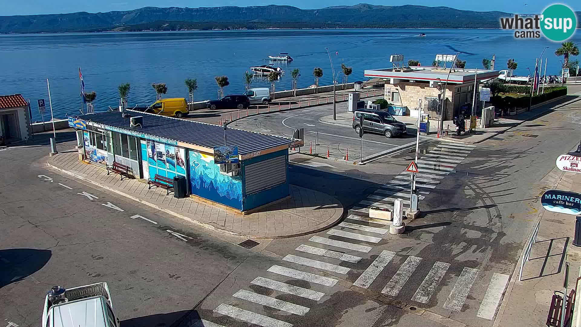 Spletna kamera Bol – Center mesta in marina v živo
