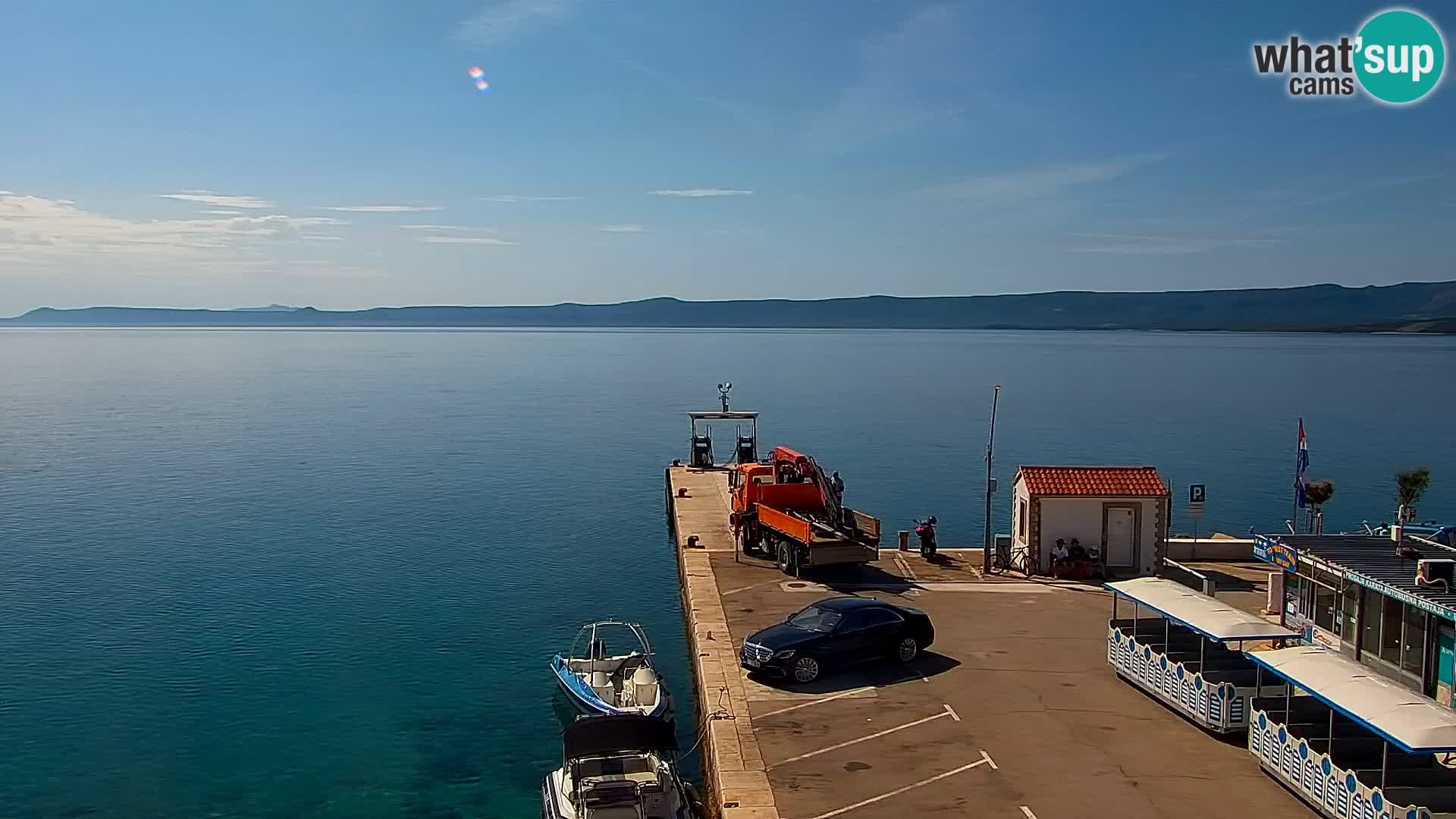 Spletna kamera Bol – Center mesta in marina v živo