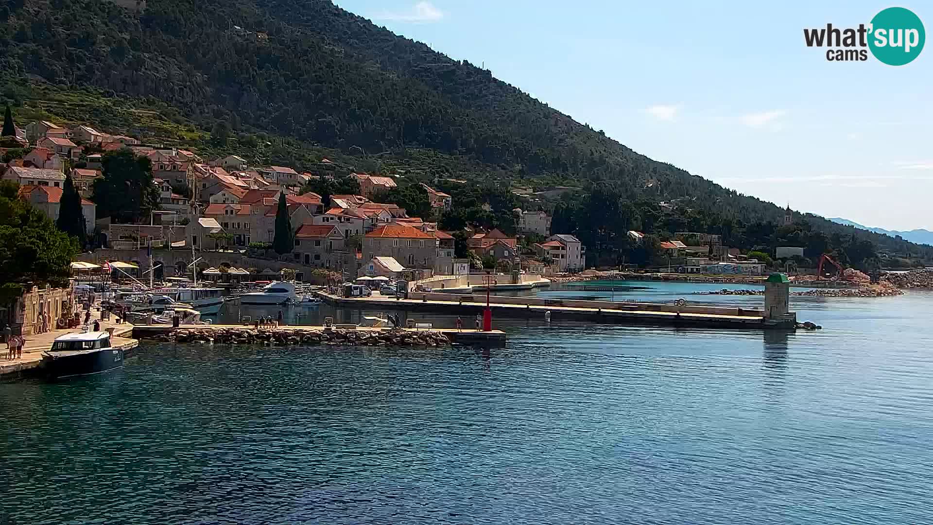 Spletna kamera Bol – Center mesta in marina v živo
