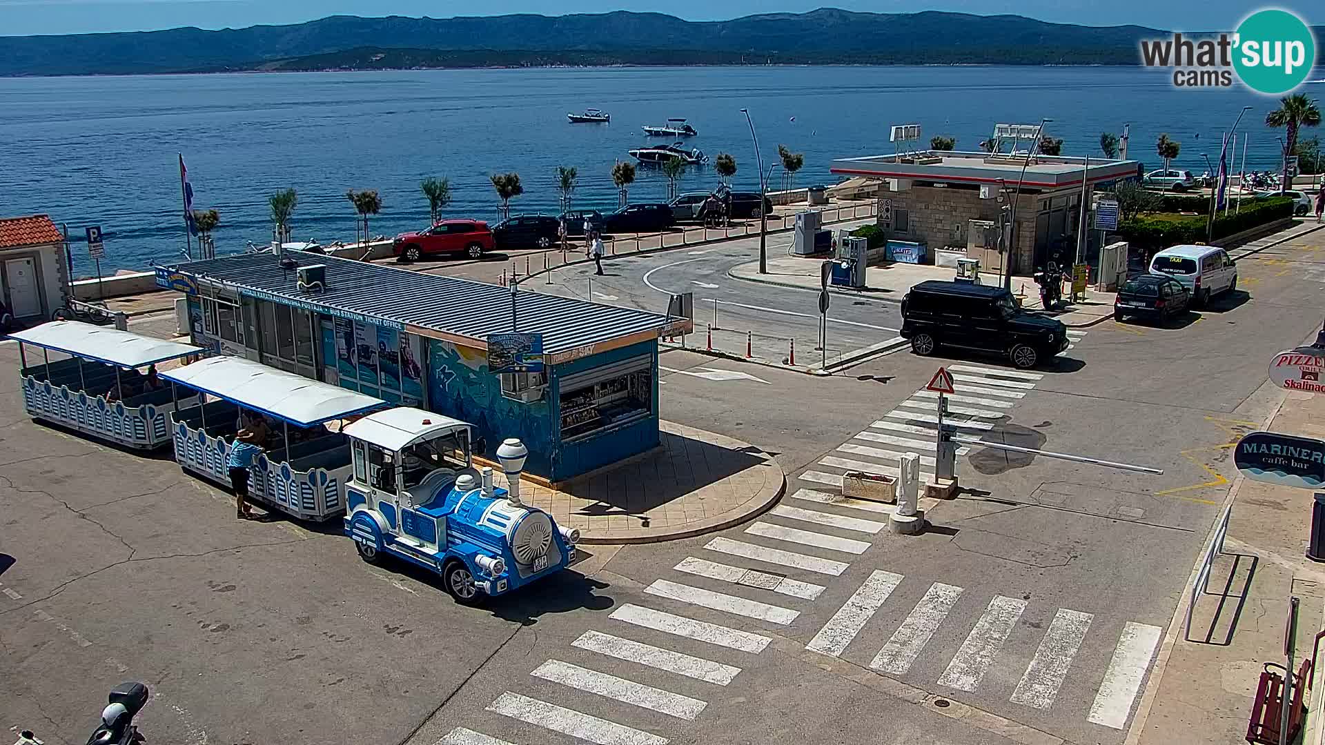 Spletna kamera Bol – Center mesta in marina v živo