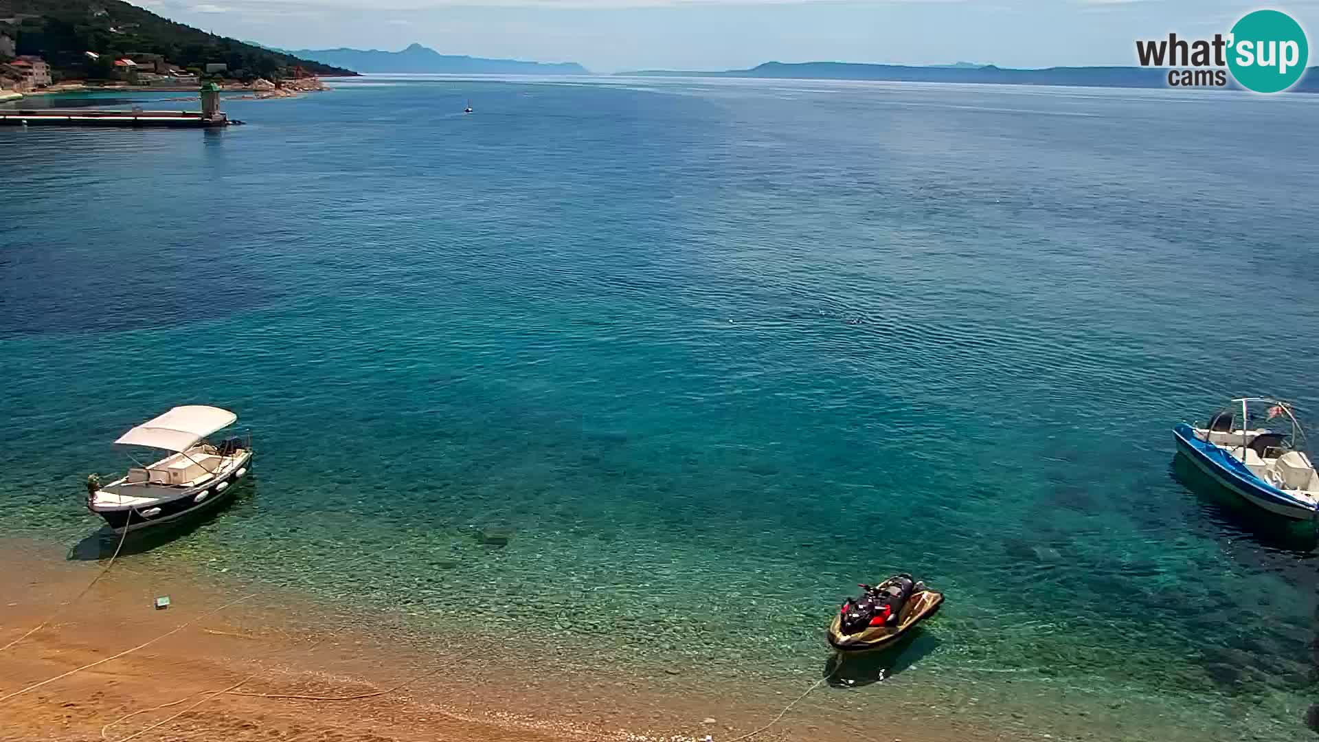 Spletna kamera Bol – Center mesta in marina v živo