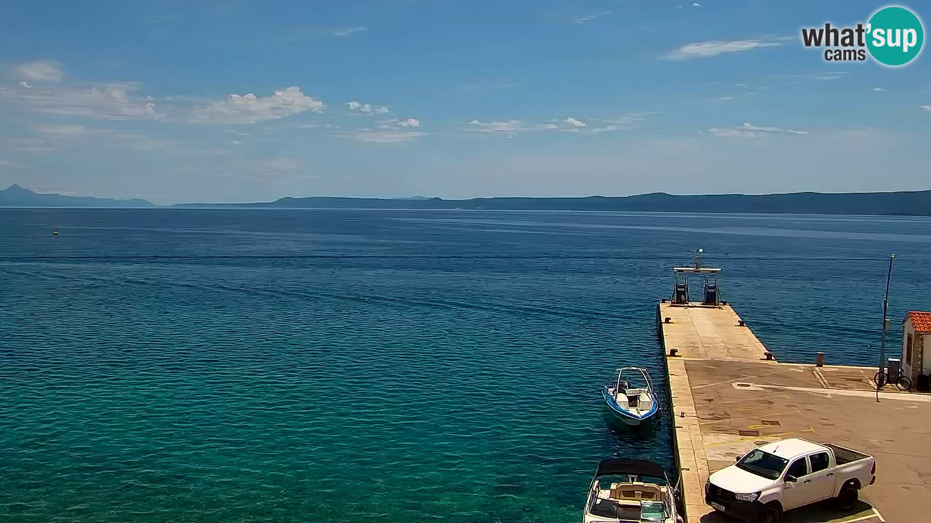 Spletna kamera Bol – Center mesta in marina v živo