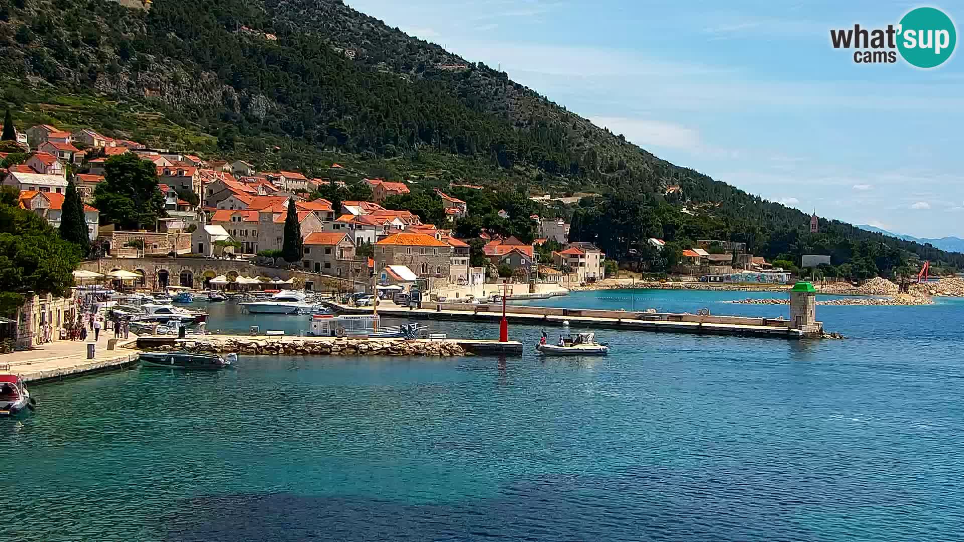 Spletna kamera Bol – Center mesta in marina v živo