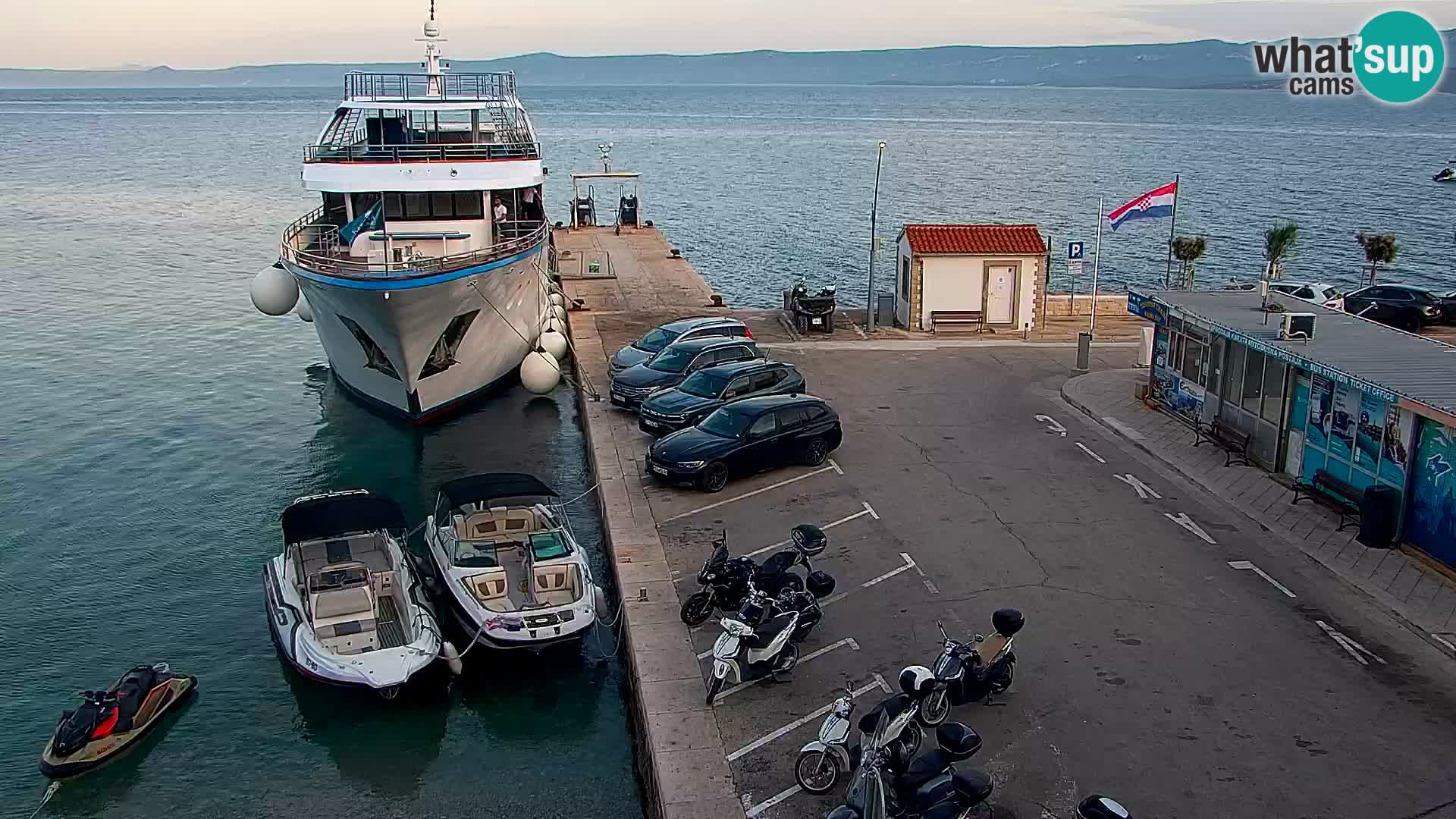 Spletna kamera Bol – Center mesta in marina v živo