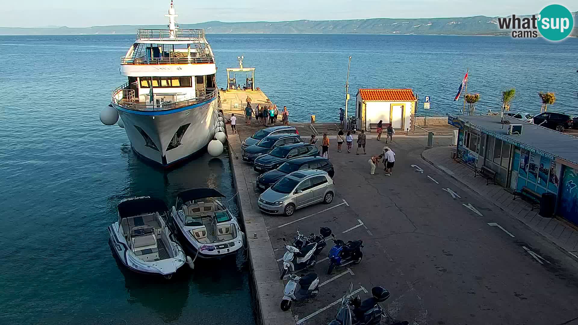 Spletna kamera Bol – Center mesta in marina v živo