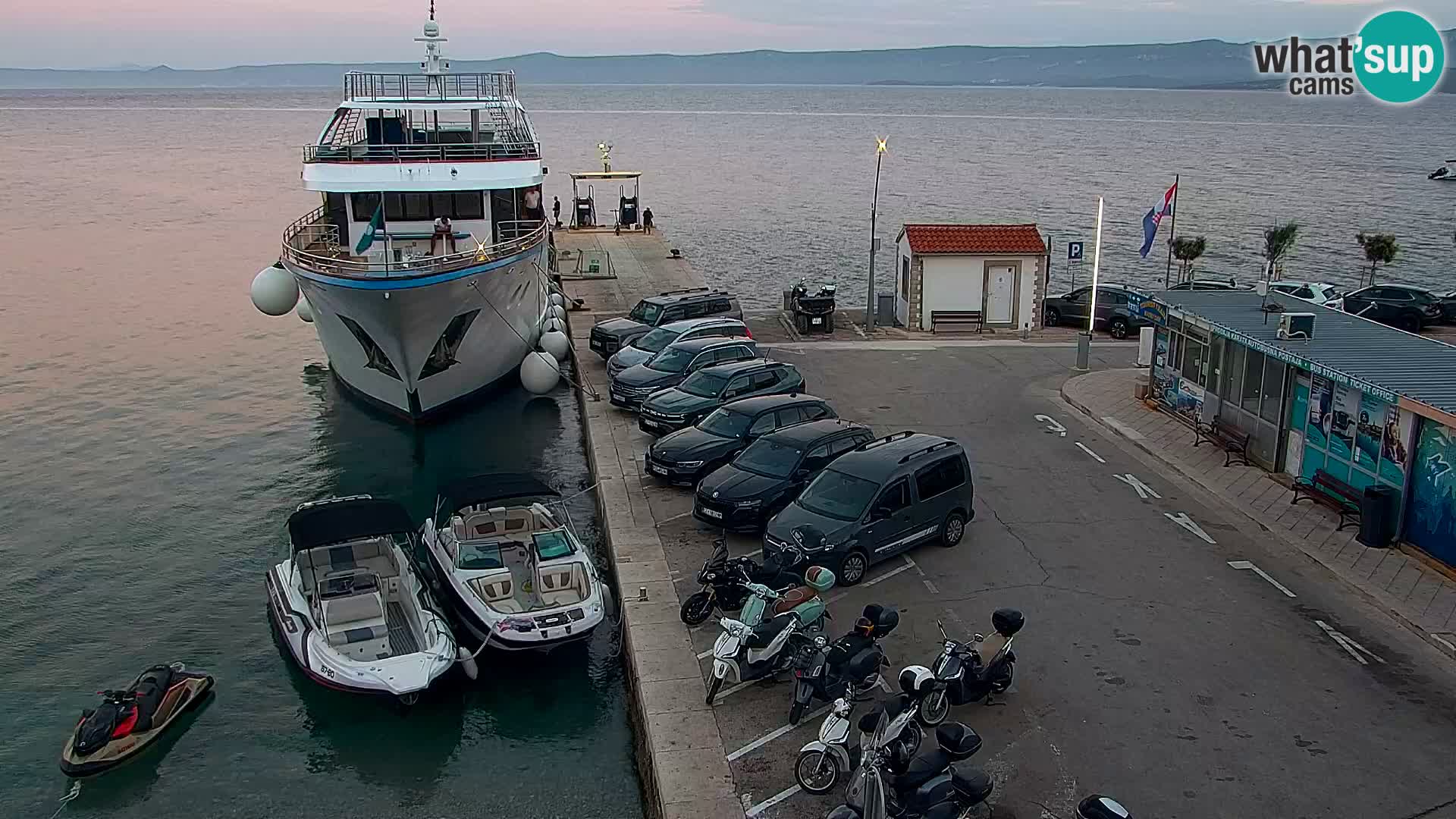 Webcam Bol Centro e Marina – Vista live dal porto di Bol