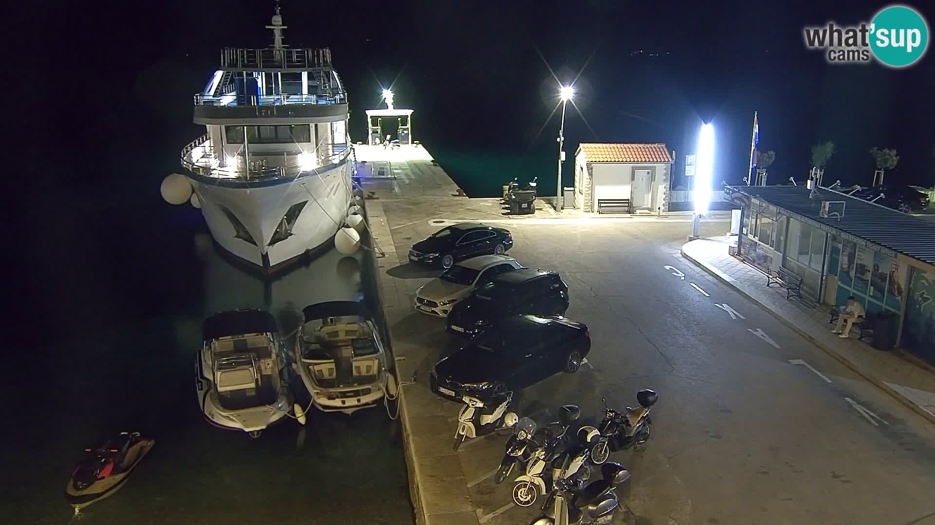 Spletna kamera Bol – Center mesta in marina v živo
