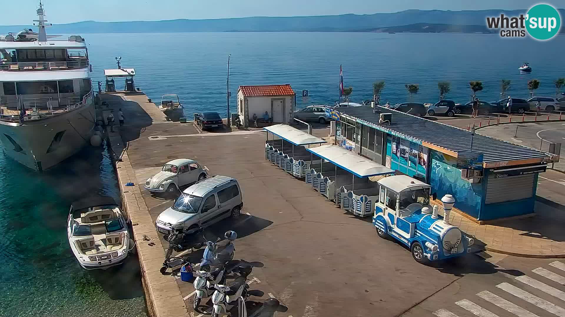 Spletna kamera Bol – Center mesta in marina v živo