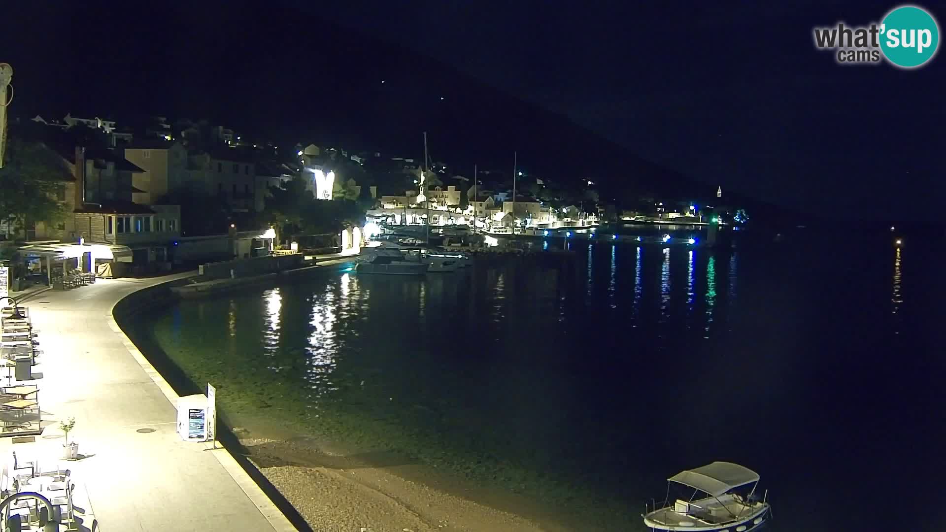 Spletna kamera Bol – Center mesta in marina v živo