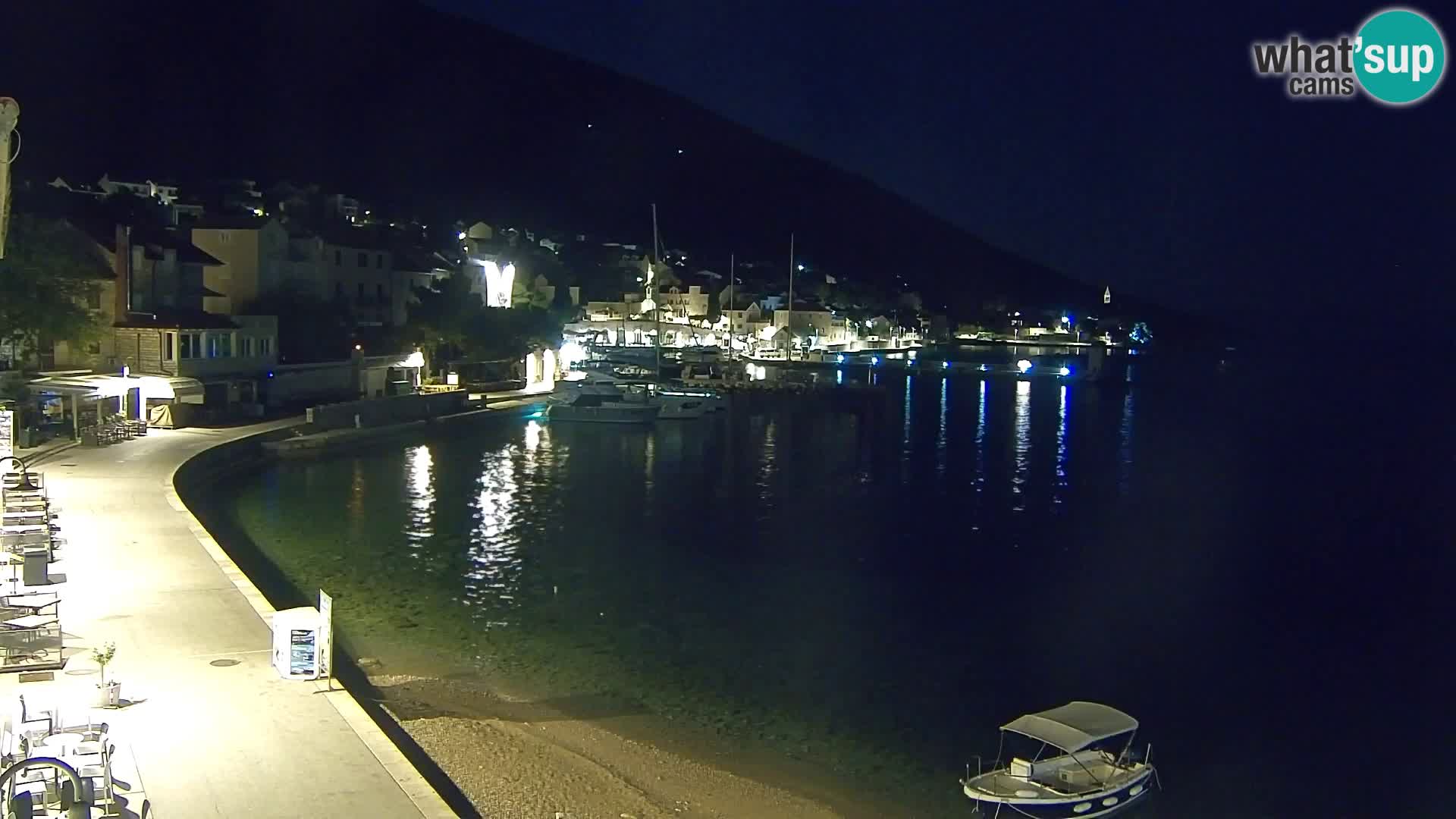 Spletna kamera Bol – Center mesta in marina v živo