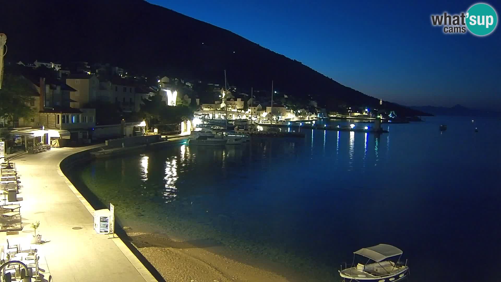 Web kamera Bol – Centar mjesta i marina | Pogled uživo