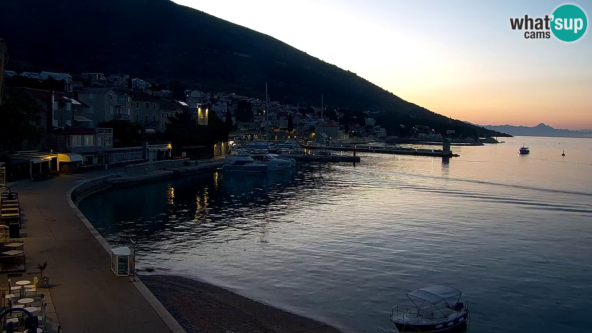 Spletna kamera Bol – Center mesta in marina v živo