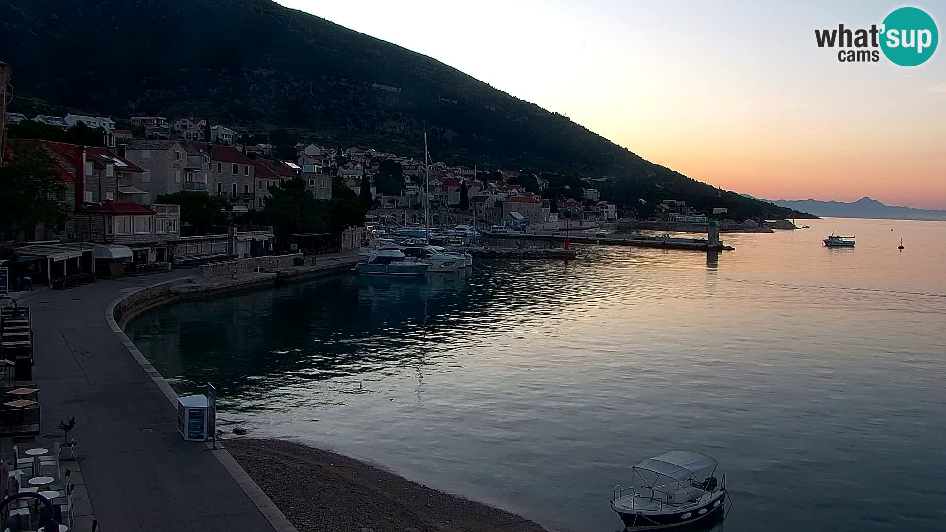 Spletna kamera Bol – Center mesta in marina v živo