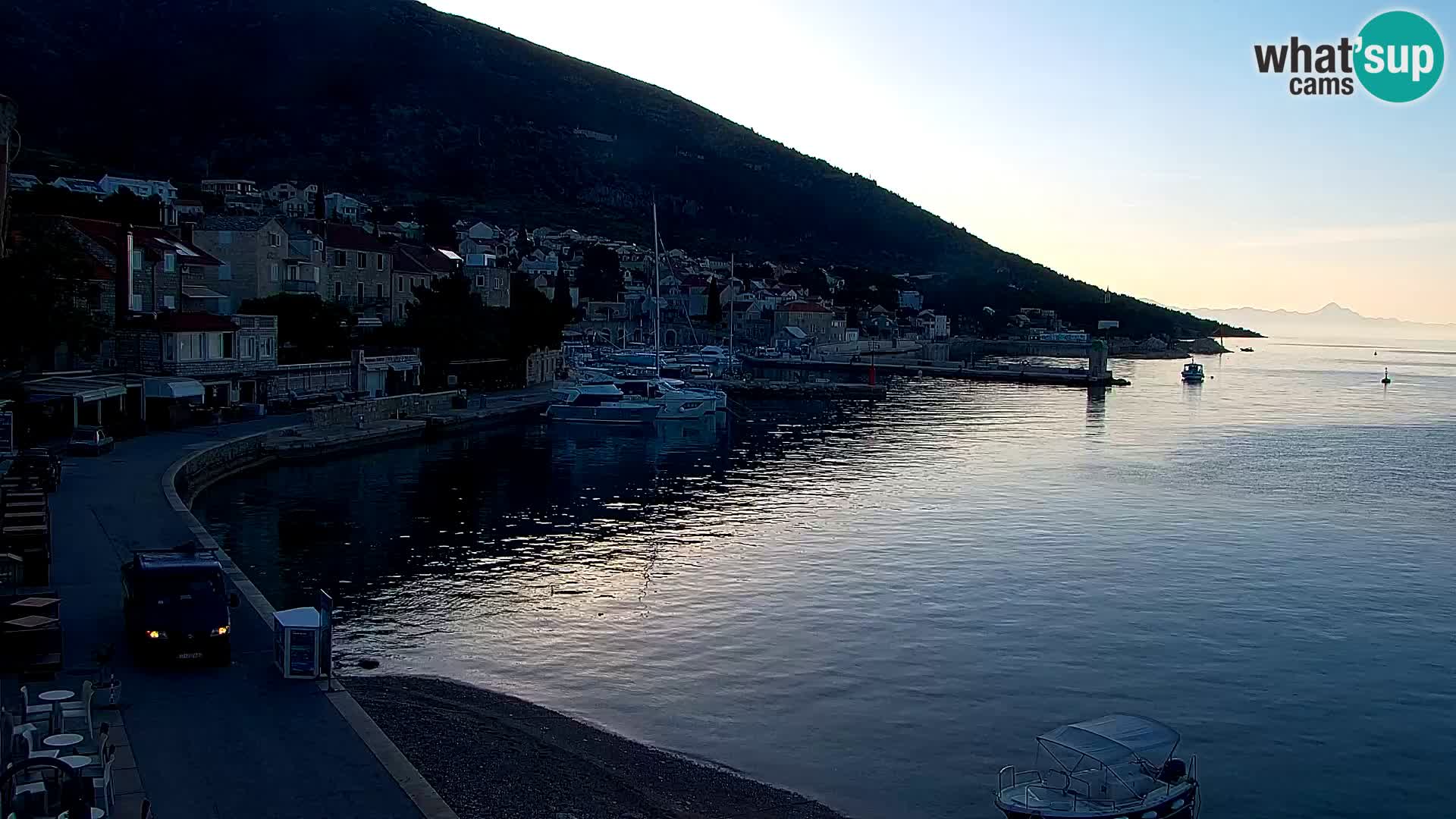 Spletna kamera Bol – Center mesta in marina v živo