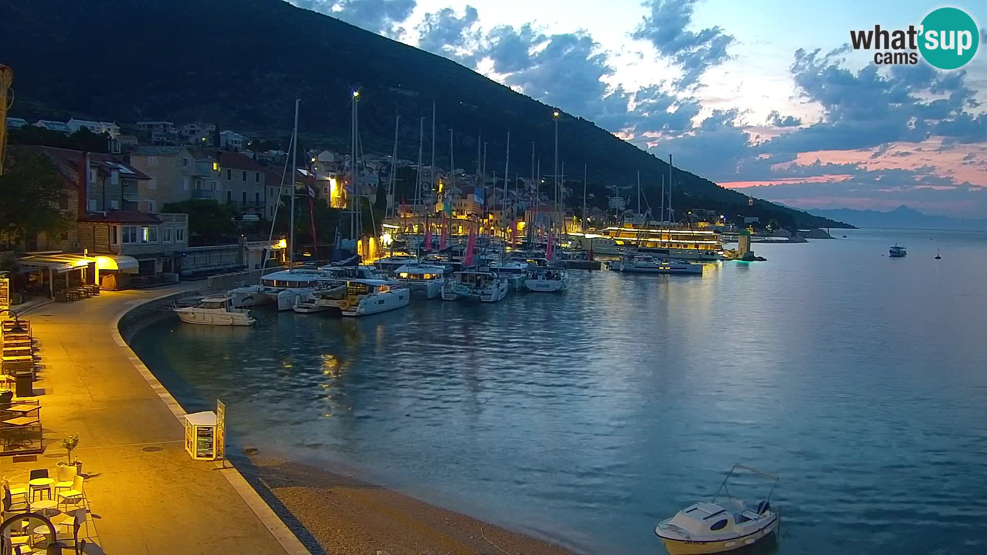 Webcam Bol Centro e Marina – Vista live dal porto di Bol
