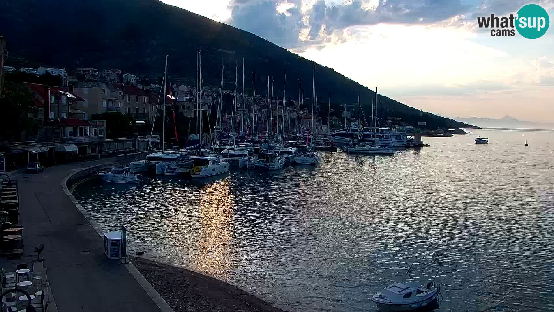 Web kamera Bol – Centar mjesta i marina | Pogled uživo
