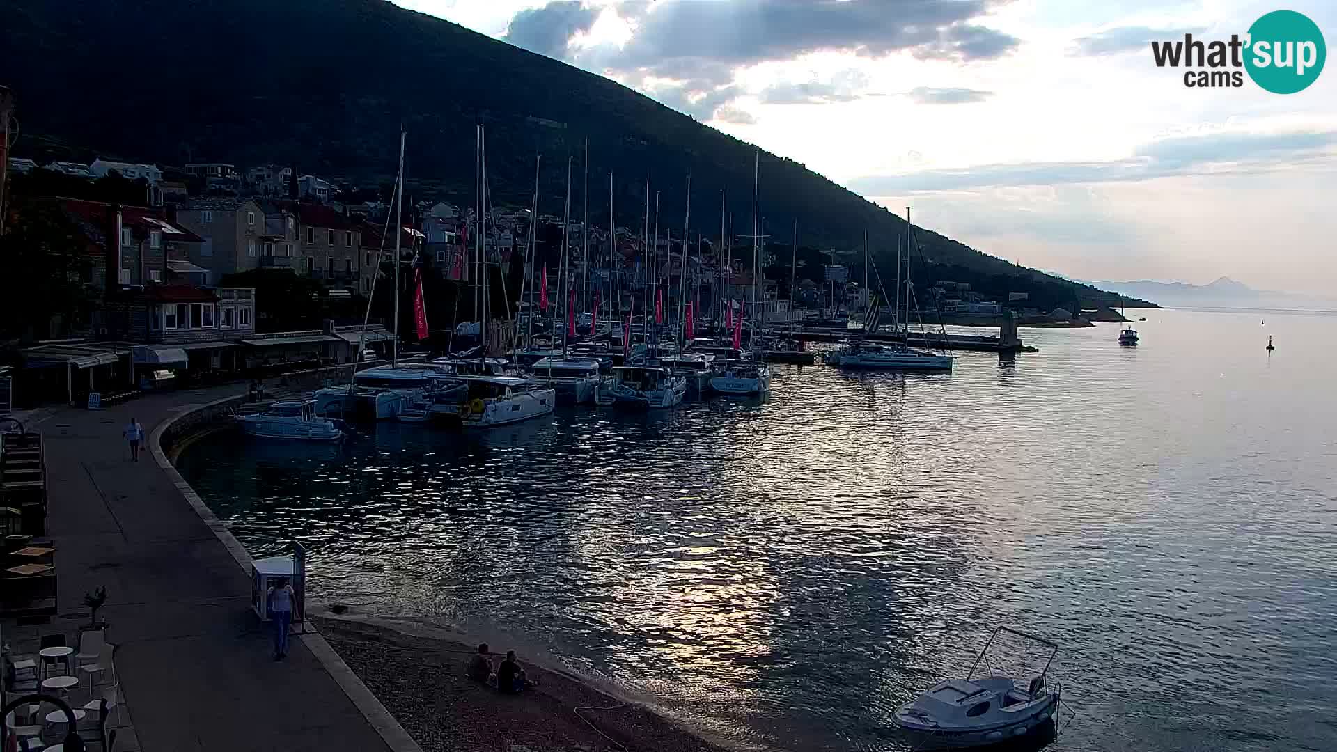 Webcam Bol Centro e Marina – Vista live dal porto di Bol