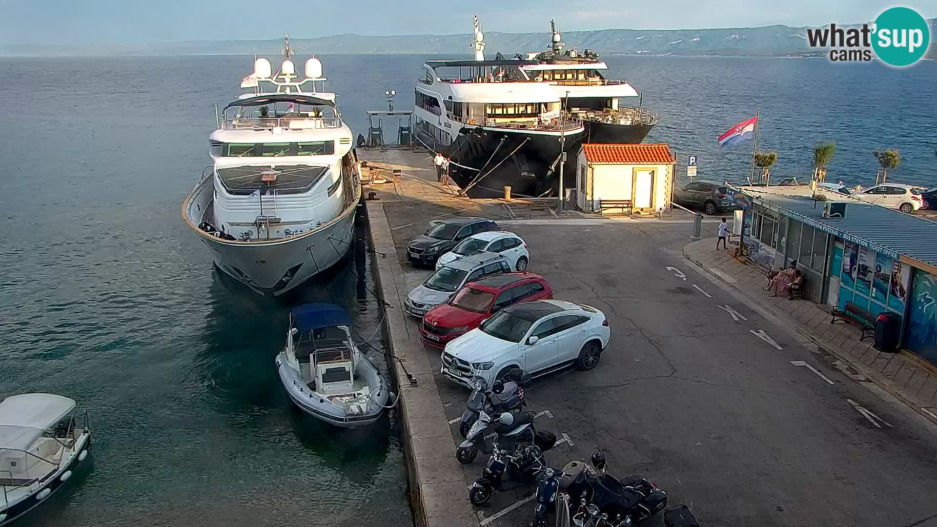 Web kamera Bol – Centar mjesta i marina | Pogled uživo