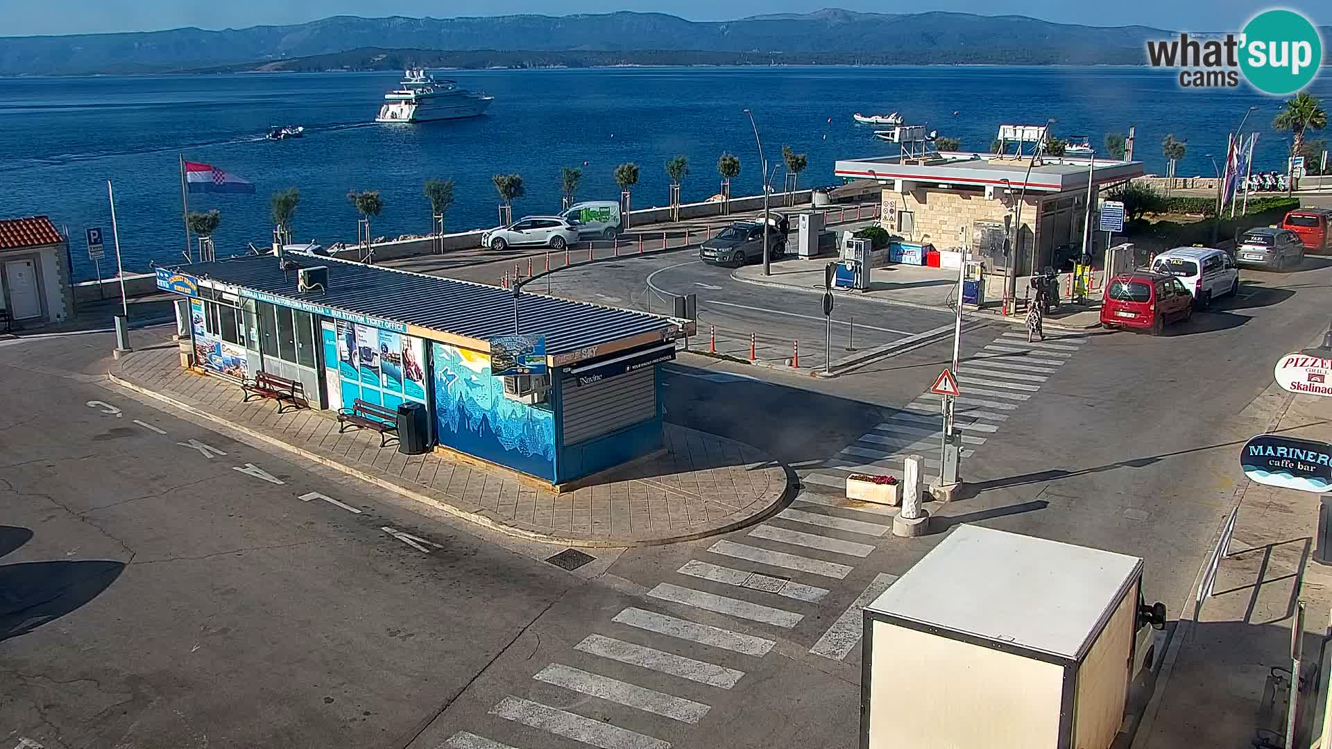 Web kamera Bol – Centar mjesta i marina | Pogled uživo