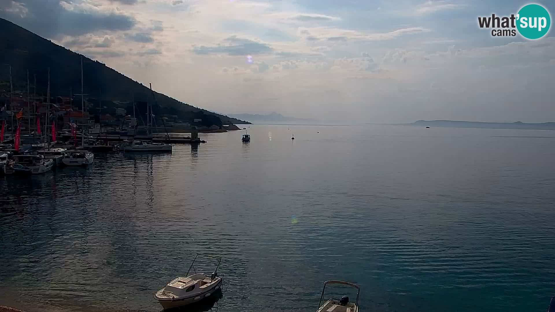 Spletna kamera Bol – Center mesta in marina v živo