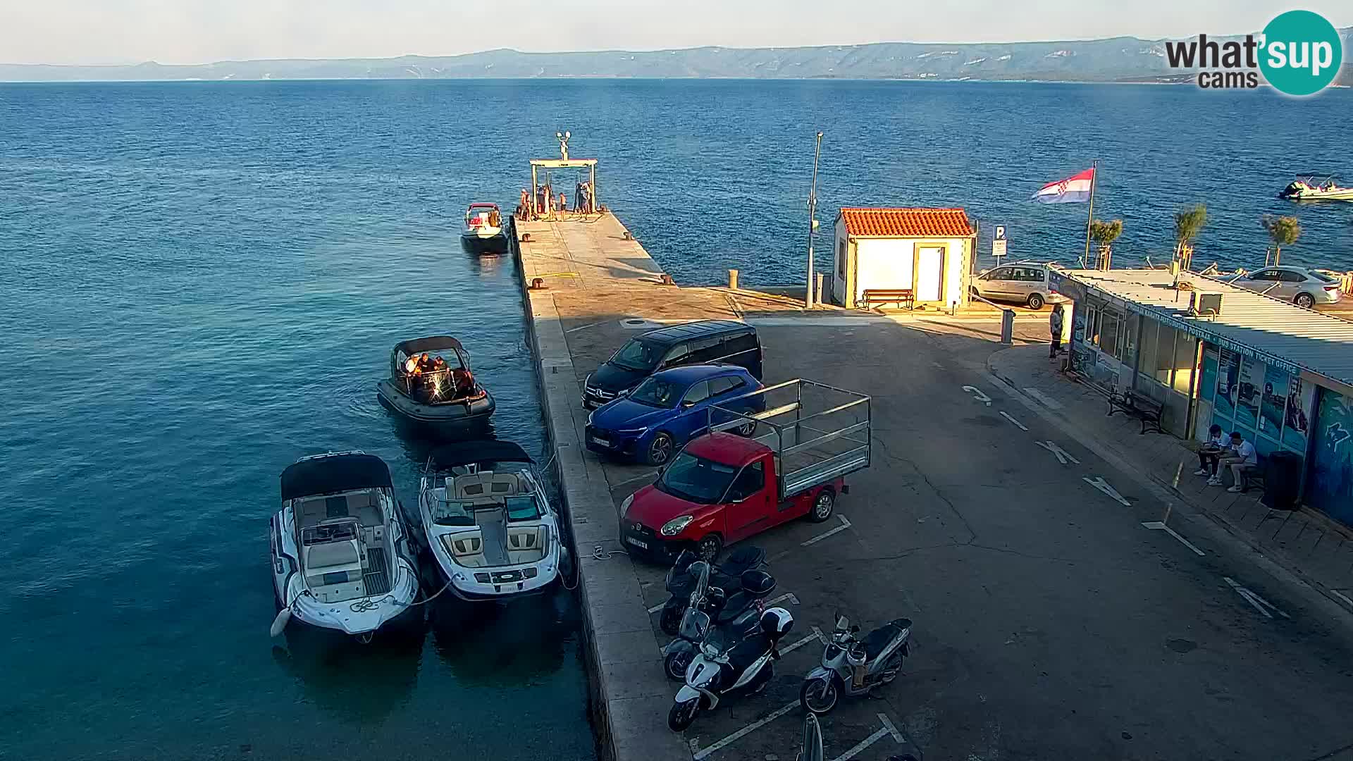 Webcam Bol Centro e Marina – Vista live dal porto di Bol