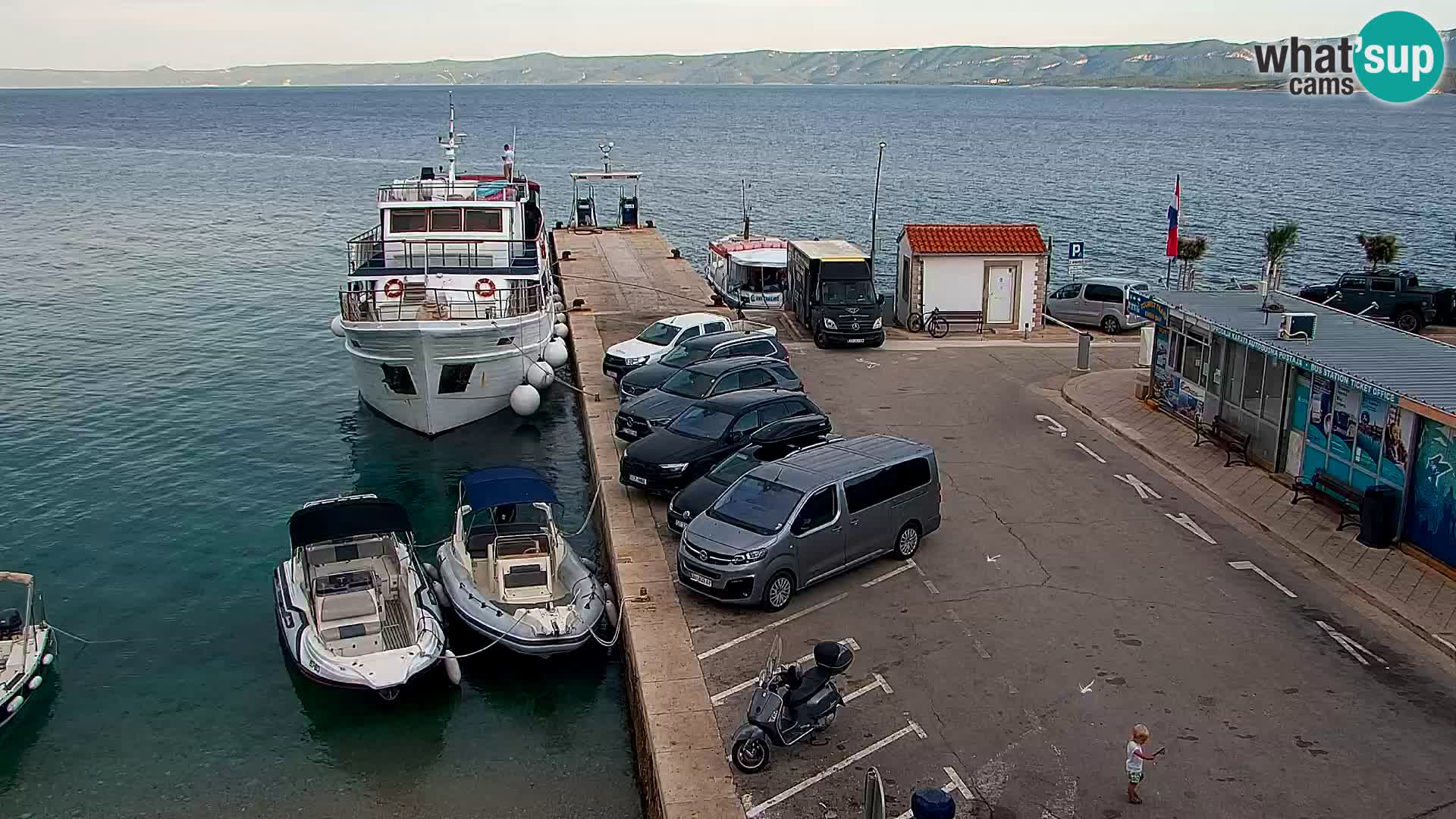 Spletna kamera Bol – Center mesta in marina v živo