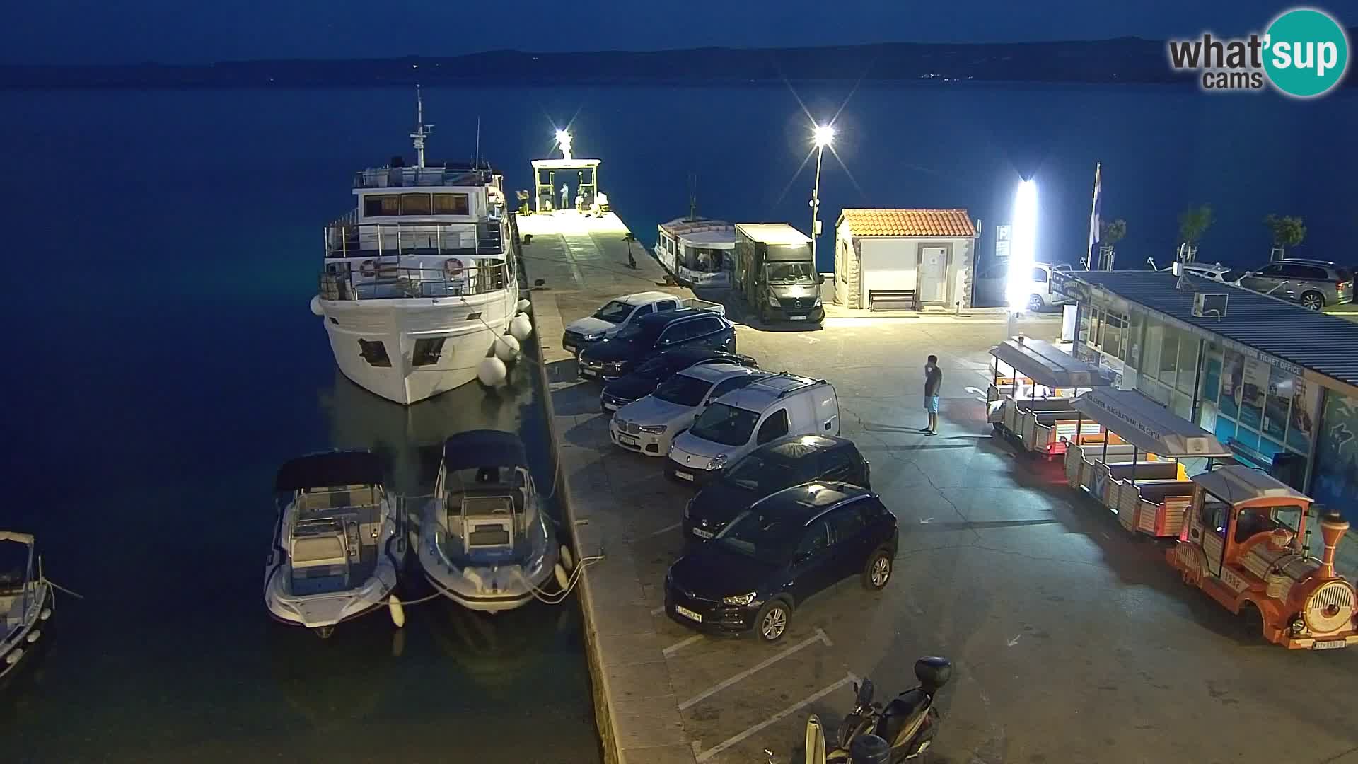 Web kamera Bol – Centar mjesta i marina | Pogled uživo