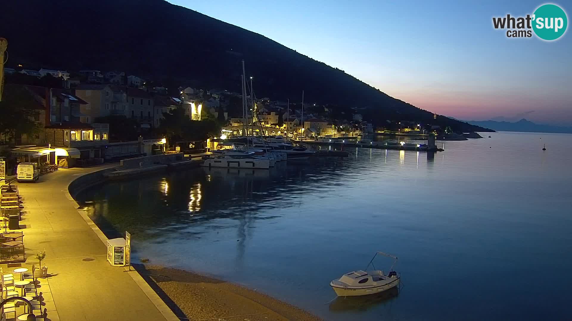 Spletna kamera Bol – Center mesta in marina v živo