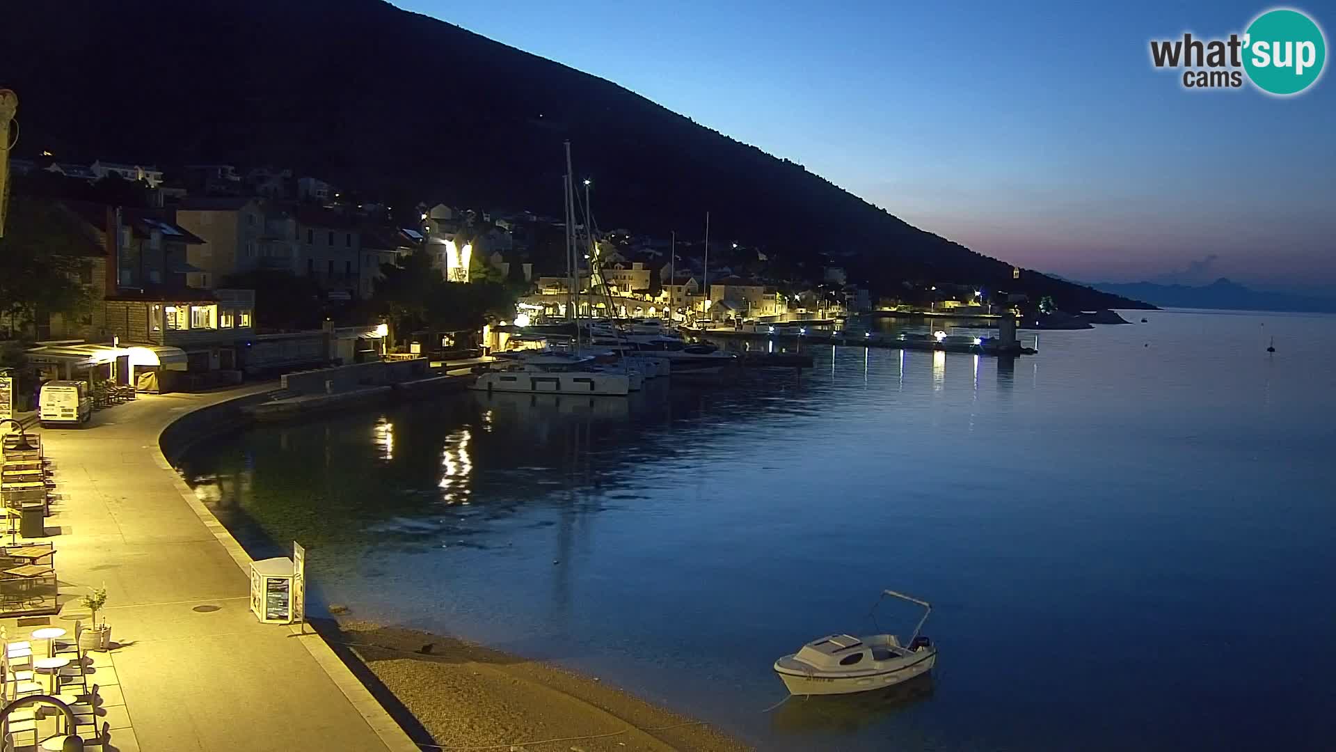 Spletna kamera Bol – Center mesta in marina v živo