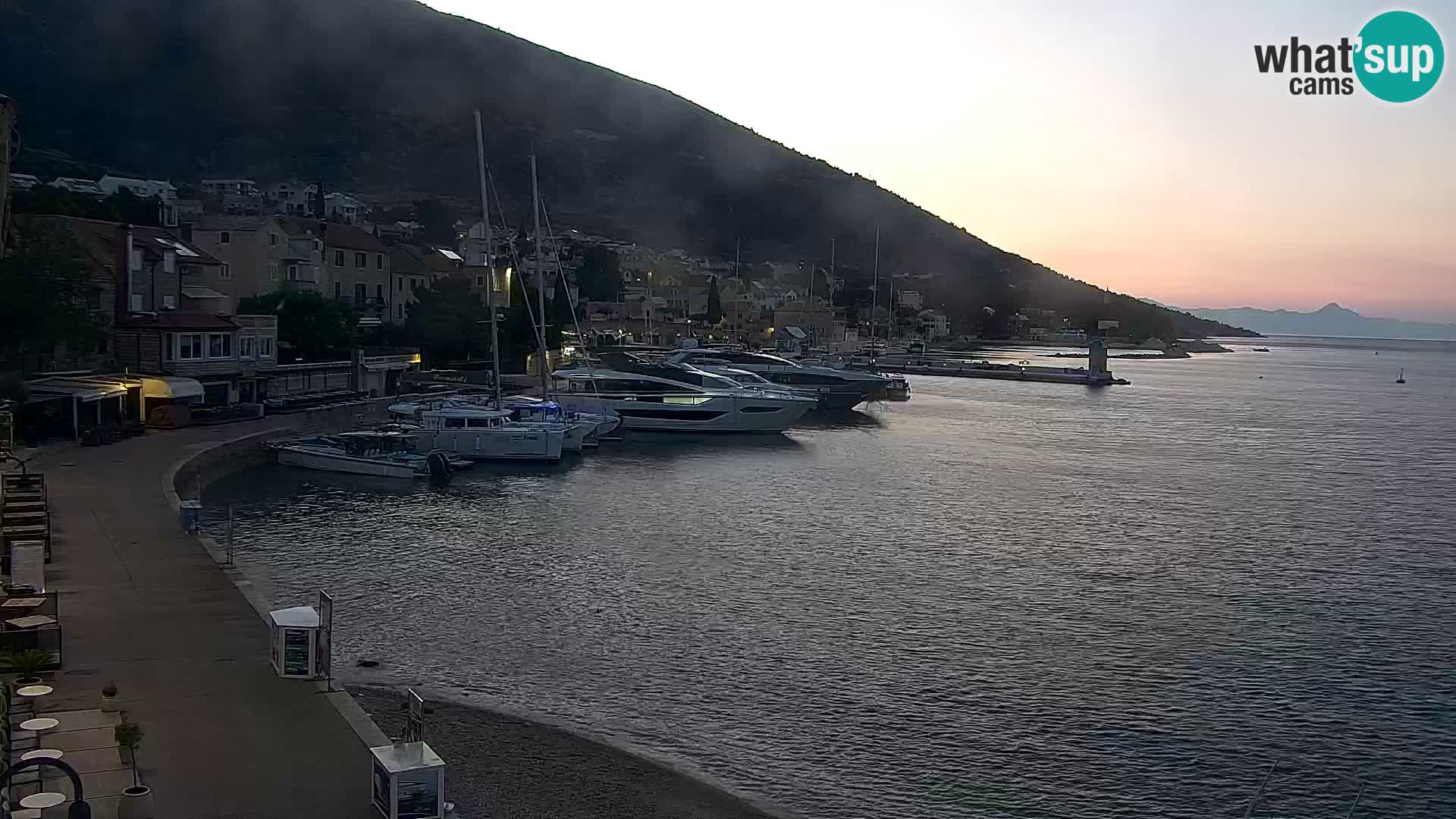Spletna kamera Bol – Center mesta in marina v živo