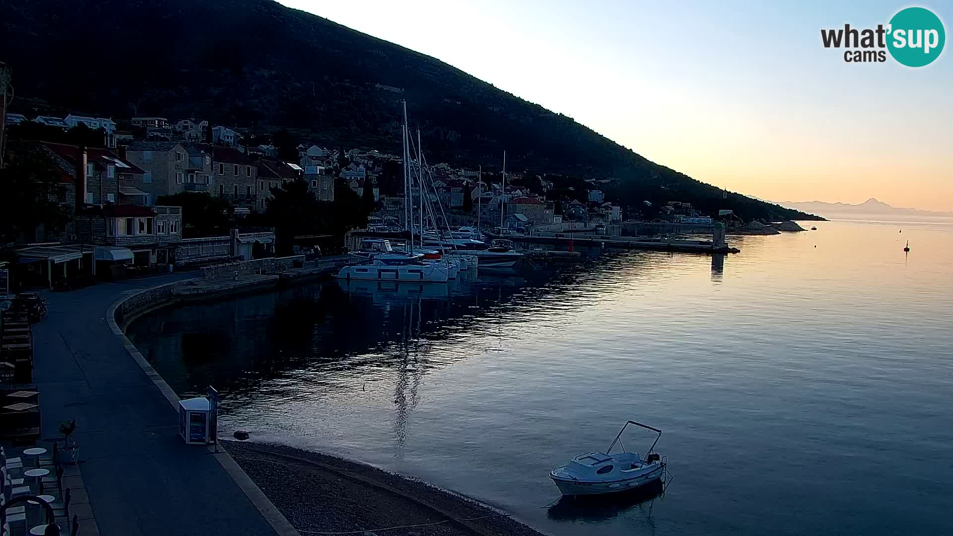 Spletna kamera Bol – Center mesta in marina v živo