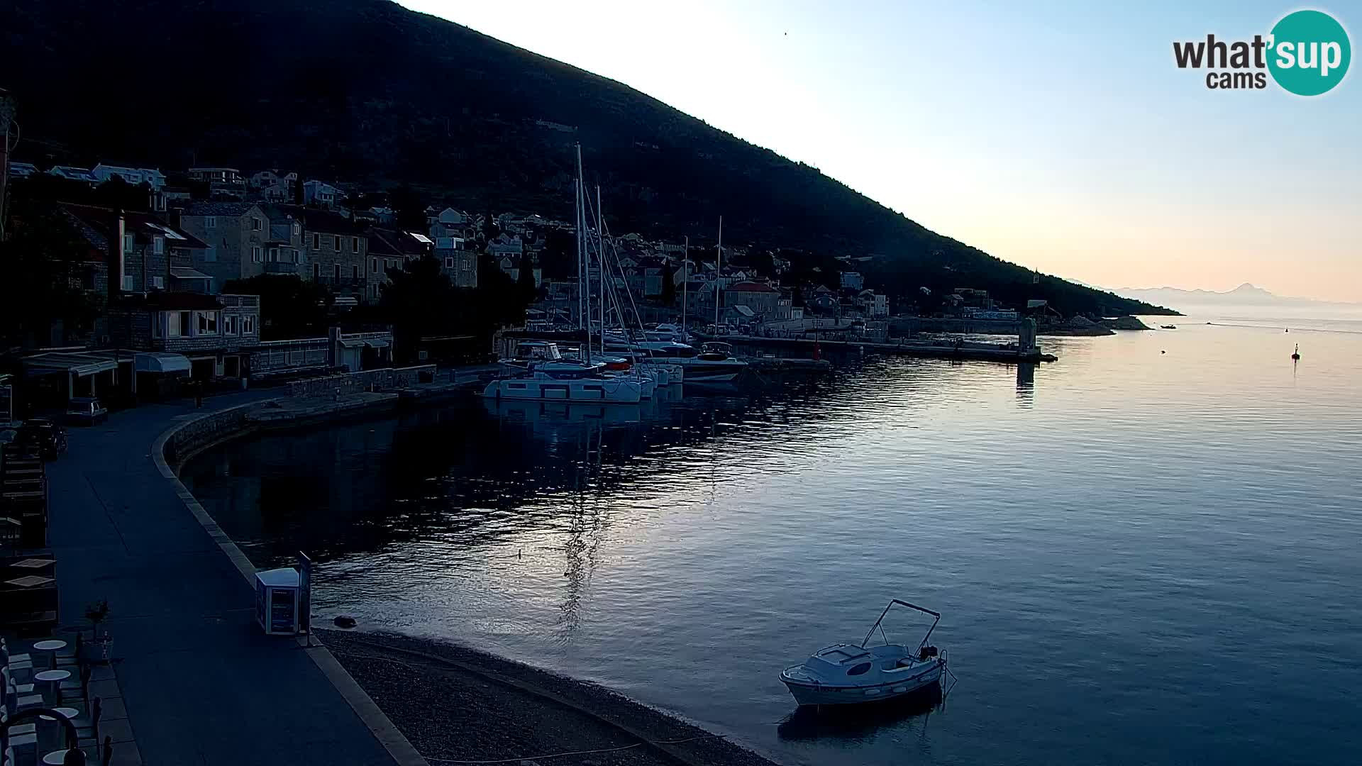 Spletna kamera Bol – Center mesta in marina v živo