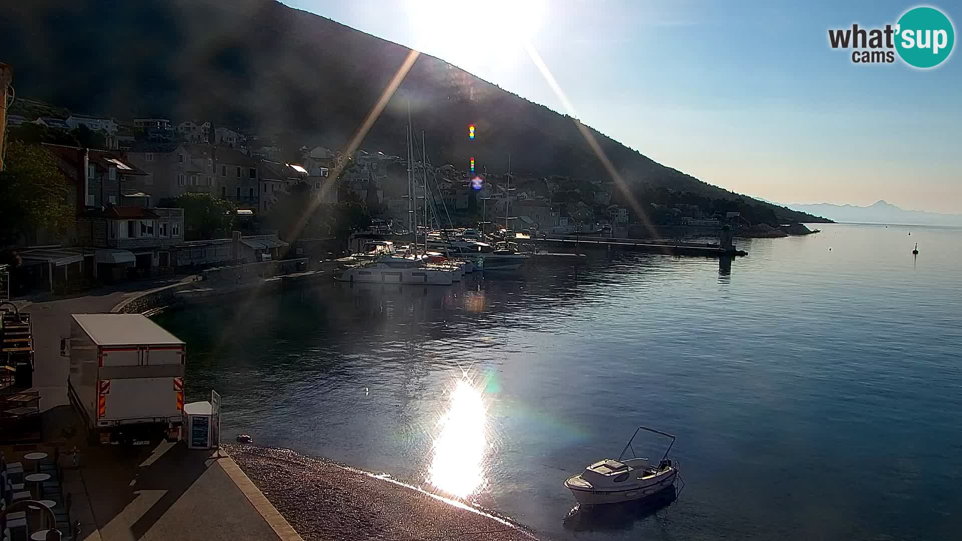 Spletna kamera Bol – Center mesta in marina v živo