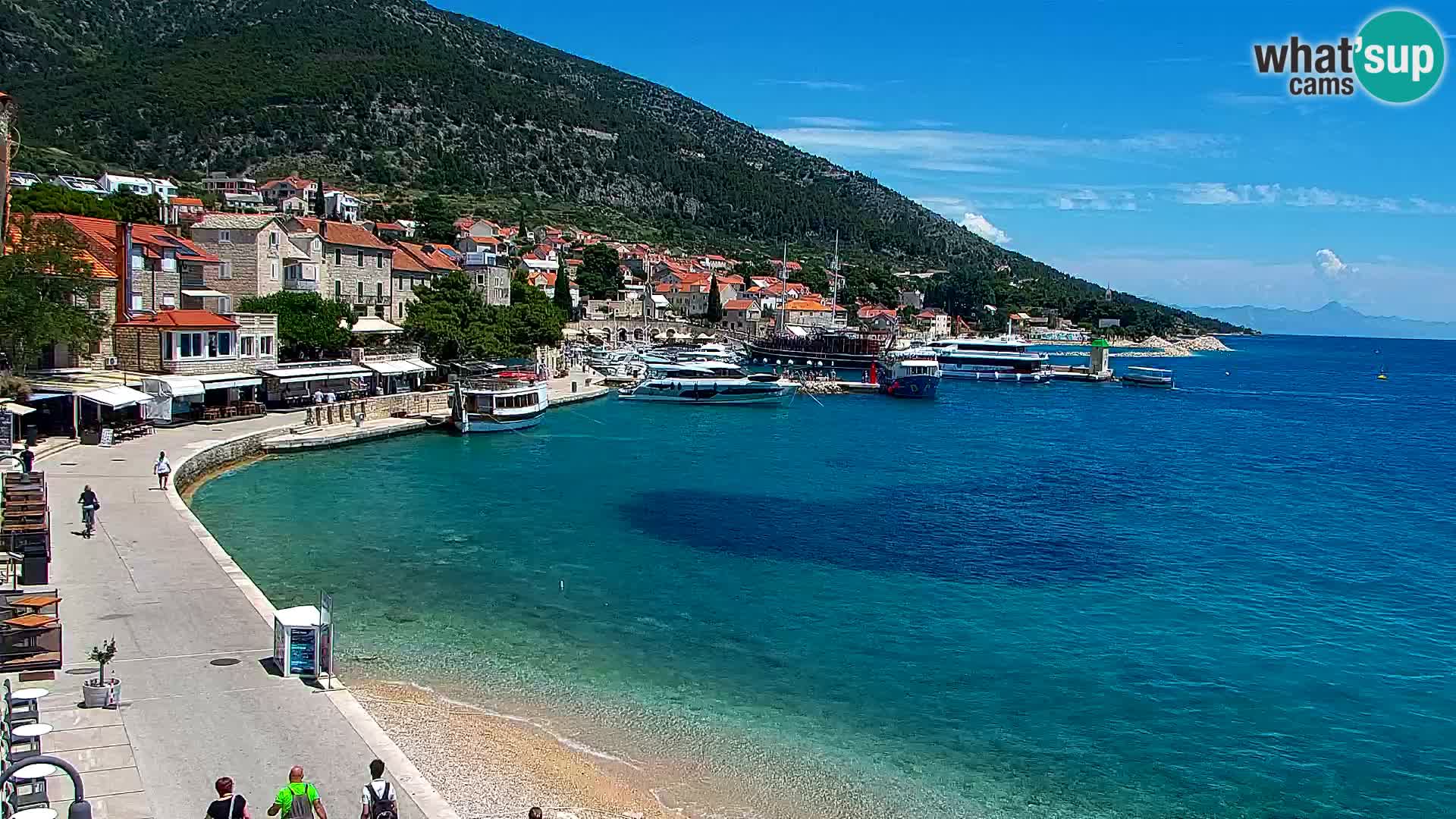 Spletna kamera Bol – Center mesta in marina v živo