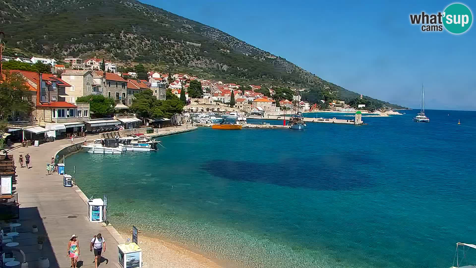 Spletna kamera Bol – Center mesta in marina v živo